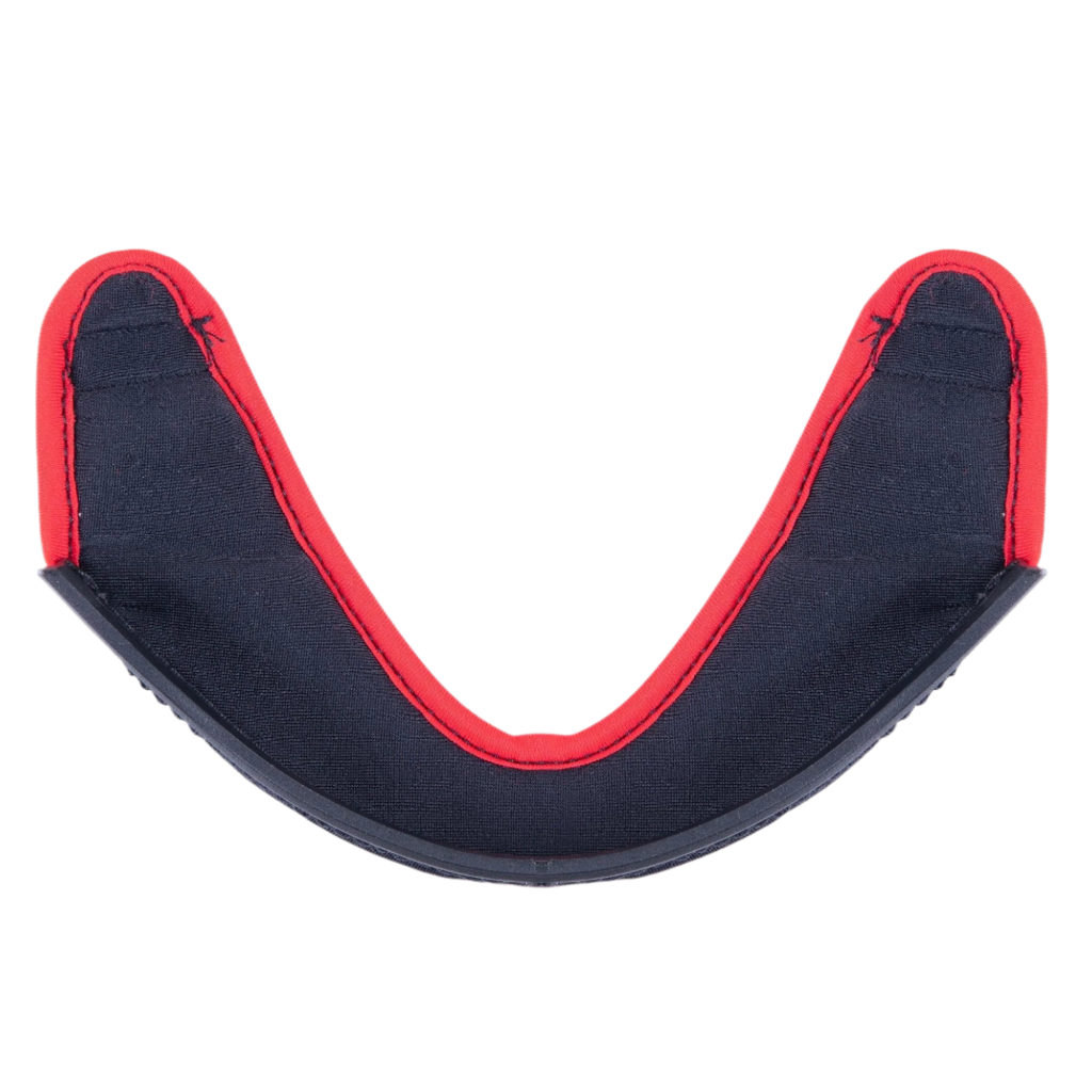 Alpinestars Supertech R10 Chin Curtain, osłona podbródka, akcesorium do kasku, ciemnoszara tkanina z wyraźnym czerwonym obszyciem i zakrzywioną czarną plastikową krawędzią, oficjalna część zamienna do kasków S-R10