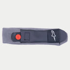 Osłony paska podbródkowego Alpinestars Supertech R10, akcesorium do kasku, czarno-szare, z czerwonym zatrzaskiem i białym logo Alpinestars, część zamienna do kasków S-R10, miękki, teksturowany materiał zapewniający komfort