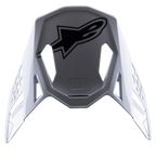 Alpinestars S-M8 Factory Visor, wymienny daszek do kasku motocrossowego, biały z czarnym logo Alpinestars, błyszczące wykończenie, aerodynamiczny design z wycięciami wentylacyjnymi