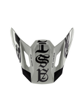 Alpinestars Limited Edition S-M7 Wolf Dust Visor 22.06, wymienny daszek do kasku motocrossowego, piaskowy i czarny błyszczący, z grafikami w stylu gotyckim oraz napisami „ONE GOAL” i „ONE VISION”, aerodynamiczny design do wyścigów terenowych