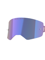 Alpinestars Supertech Mirror Lens, wymienna soczewka do gogli motocrossowych, niebieska lustrzana z fioletowym opalizującym wykończeniem, zintegrowane uchwyty na zrywki, napis „ONE GOAL. ONE VISION.” u góry i logo Alpinestars na dole, poliwęglan o wysokiej przejrzystości do wyścigów off-road