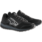Buty Alpinestars Meta Trail, wyczynowe buty do biegania, czarne i ciemnoszare, duże białe prążkowane logo Astars z boku, sznurowana konstrukcja z wytrzymałą szarą podeszwą, zaprojektowane dla całodniowego komfortu w padoku