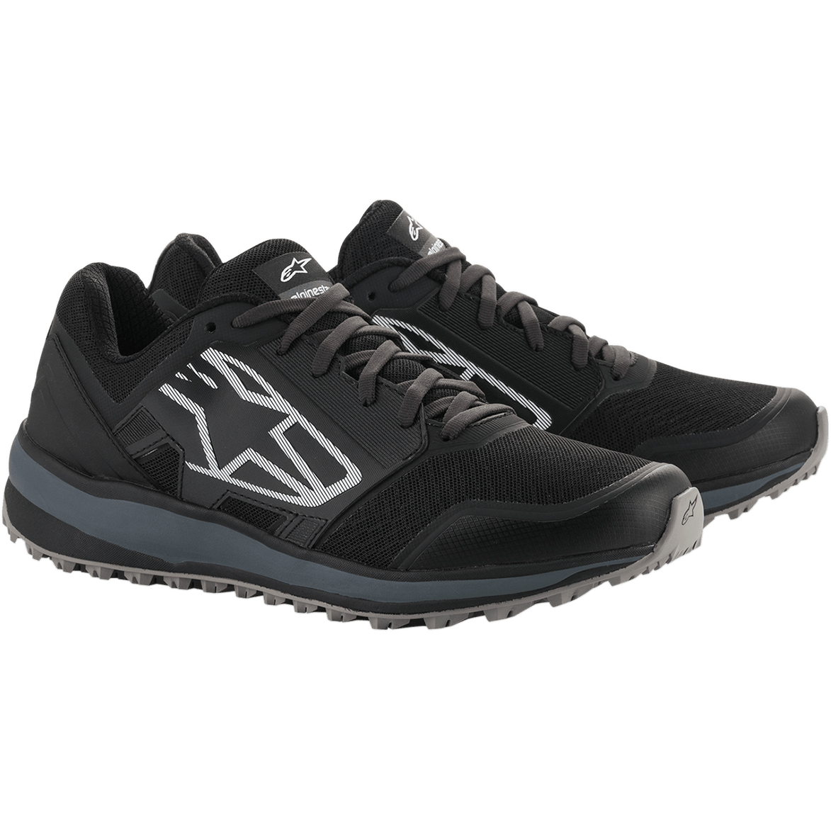 Buty Alpinestars Meta Trail, wyczynowe buty do biegania, czarne i ciemnoszare, duże białe prążkowane logo Astars z boku, sznurowana konstrukcja z wytrzymałą szarą podeszwą, zaprojektowane dla całodniowego komfortu w padoku