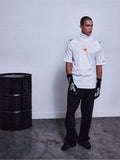 Alpinestars RSRV Pyro SS Tee, biała koszulka z krótkim rękawem z pomarańczowym logo, styl streetwear, noszona z czarnymi rękawicami i spodniami