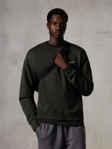 Alpinestars Essentials Ageless Crew, bluza typu crewneck, kolor Off Black, z małym białym logo Alpinestars na piersi, prążkowany kołnierzyk i dół, casualowa odzież streetwearowa