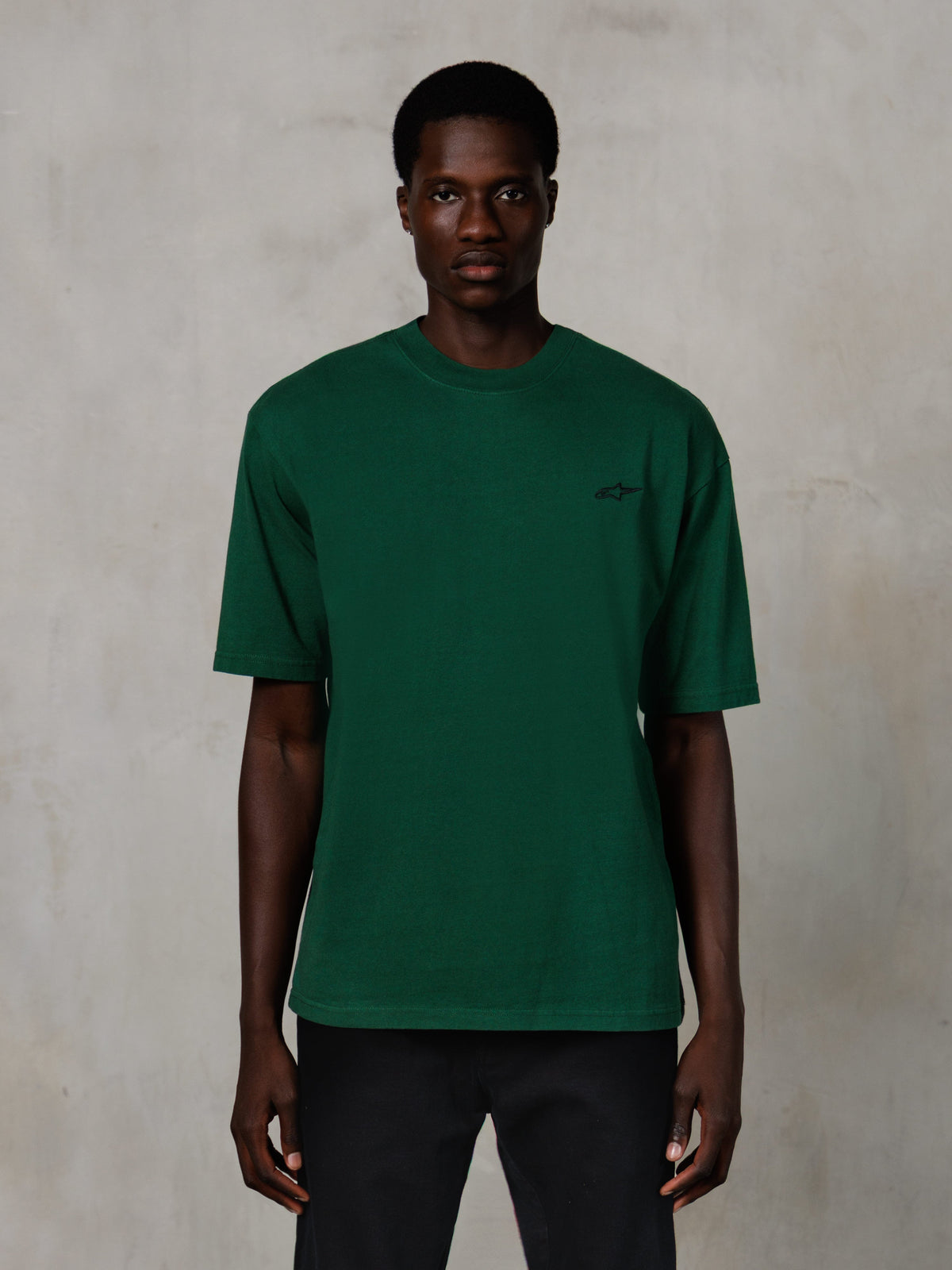 Alpinestars Essentials Ageless SS Tee, koszulka z krótkim rękawem, ciemnozielona (Pine Green), małe czarne logo na piersi, luźny krój, casualowy styl streetwearowy