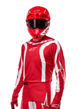 Alpinestars 2024 Fluid Lurv Jersey, koszulka motocrossowa, czerwono-biała, noszona z dopasowanym czerwonym kaskiem i rękawicami, sportowy design z białymi zakrzywionymi pasami i logo Alpinestars