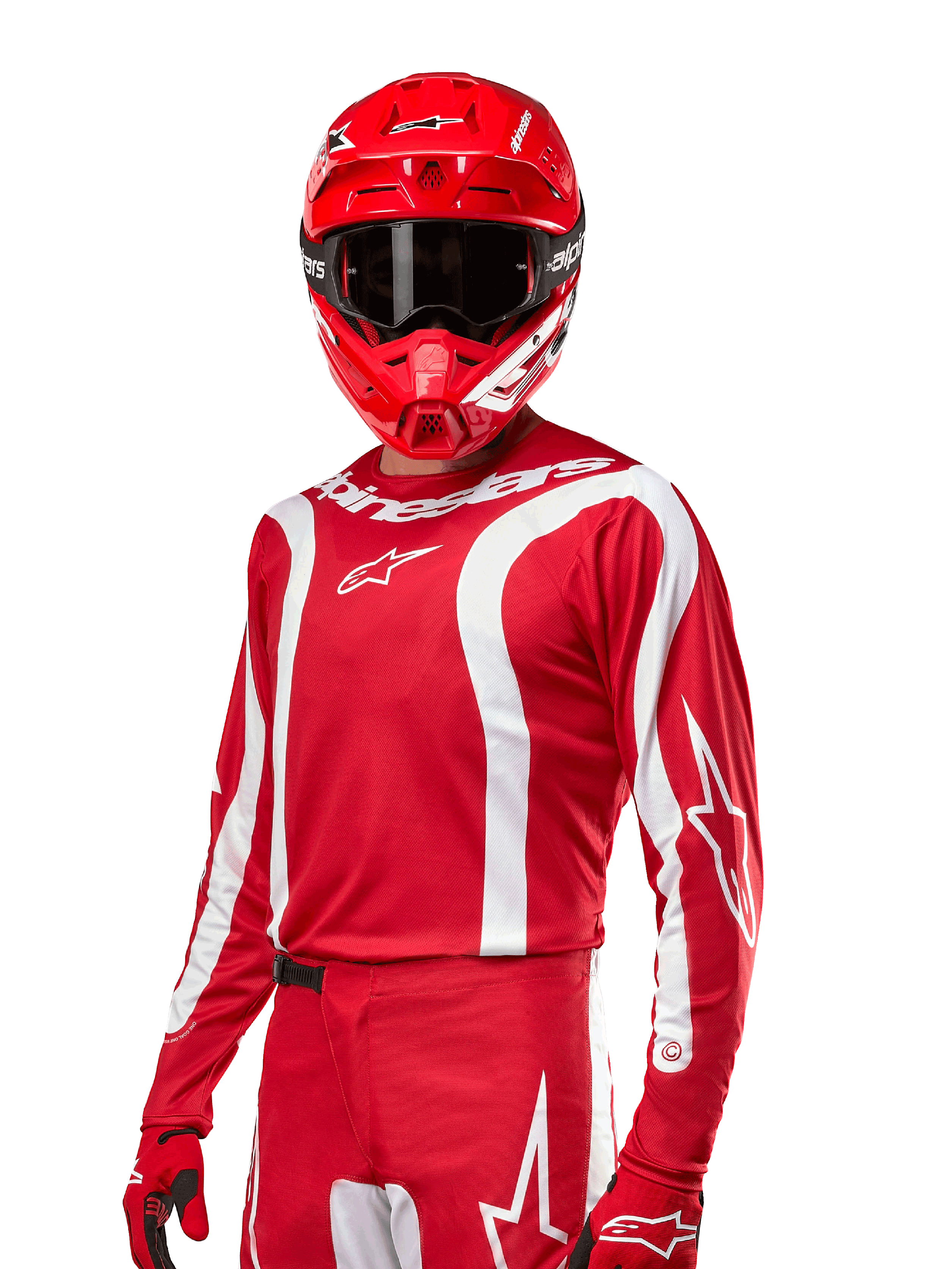 Alpinestars 2024 Fluid Lurv Jersey, koszulka motocrossowa, czerwono-biała, noszona z dopasowanym czerwonym kaskiem i rękawicami, sportowy design z białymi zakrzywionymi pasami i logo Alpinestars