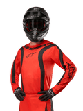 Alpinestars Fluid Lurv Jersey 2024, koszulka motocrossowa, intensywny pomarańczowy i czarny, długi rękaw z zakrzywionymi czarnymi pasami, logo Alpinestars na klatce piersiowej i ramionach, noszona z czarnym kaskiem i rękawicami, sportowa odzież off-road