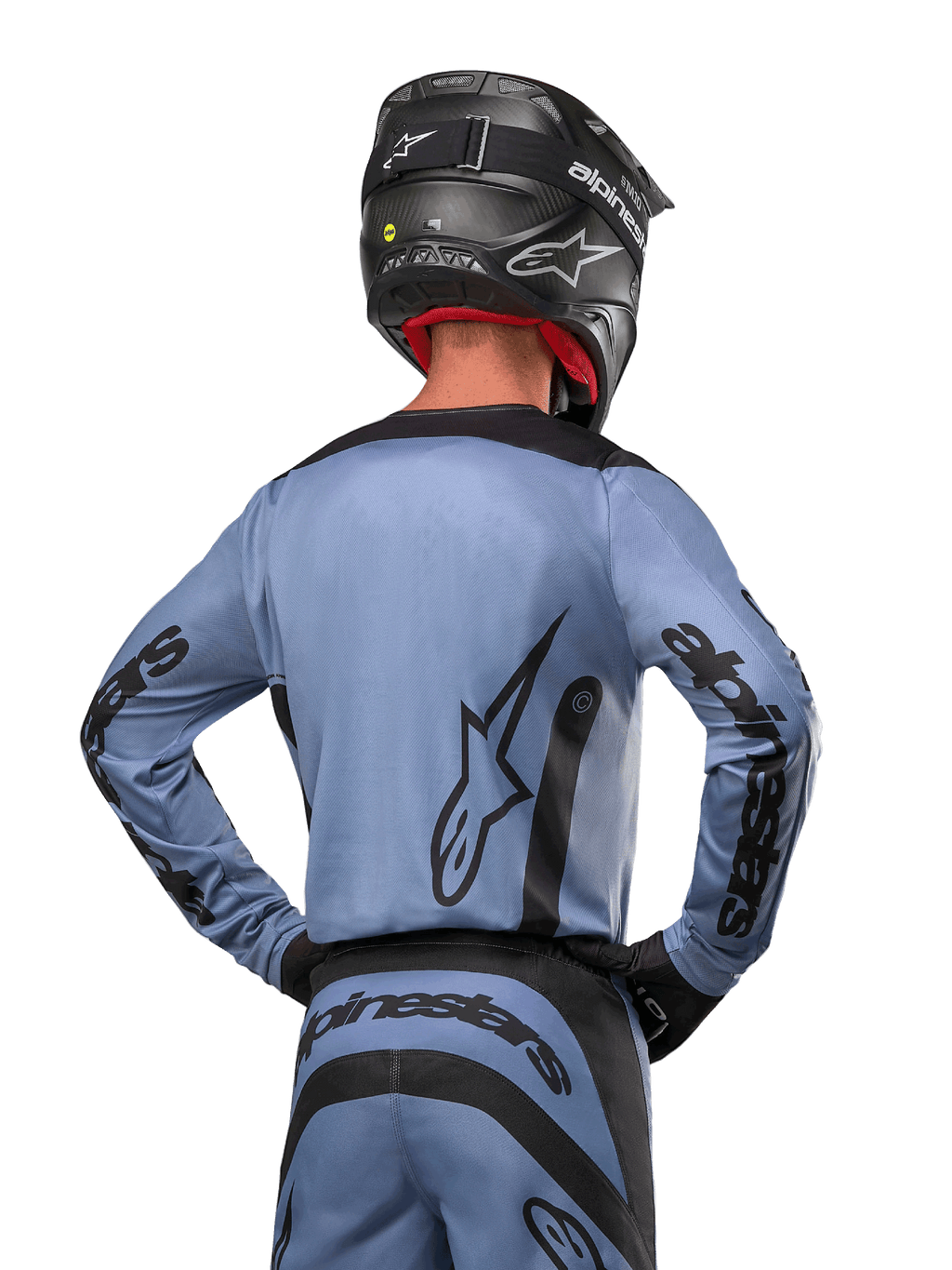 Koszulka Alpinestars Fluid Lurv 2024, koszulka motocrossowa, niebiesko-czarna, widok od tyłu przedstawiający duże logo gwiazdy i branding na rękawach, noszona z czarnym kaskiem i pasującymi spodniami off-road, profesjonalna odzież wyścigowa