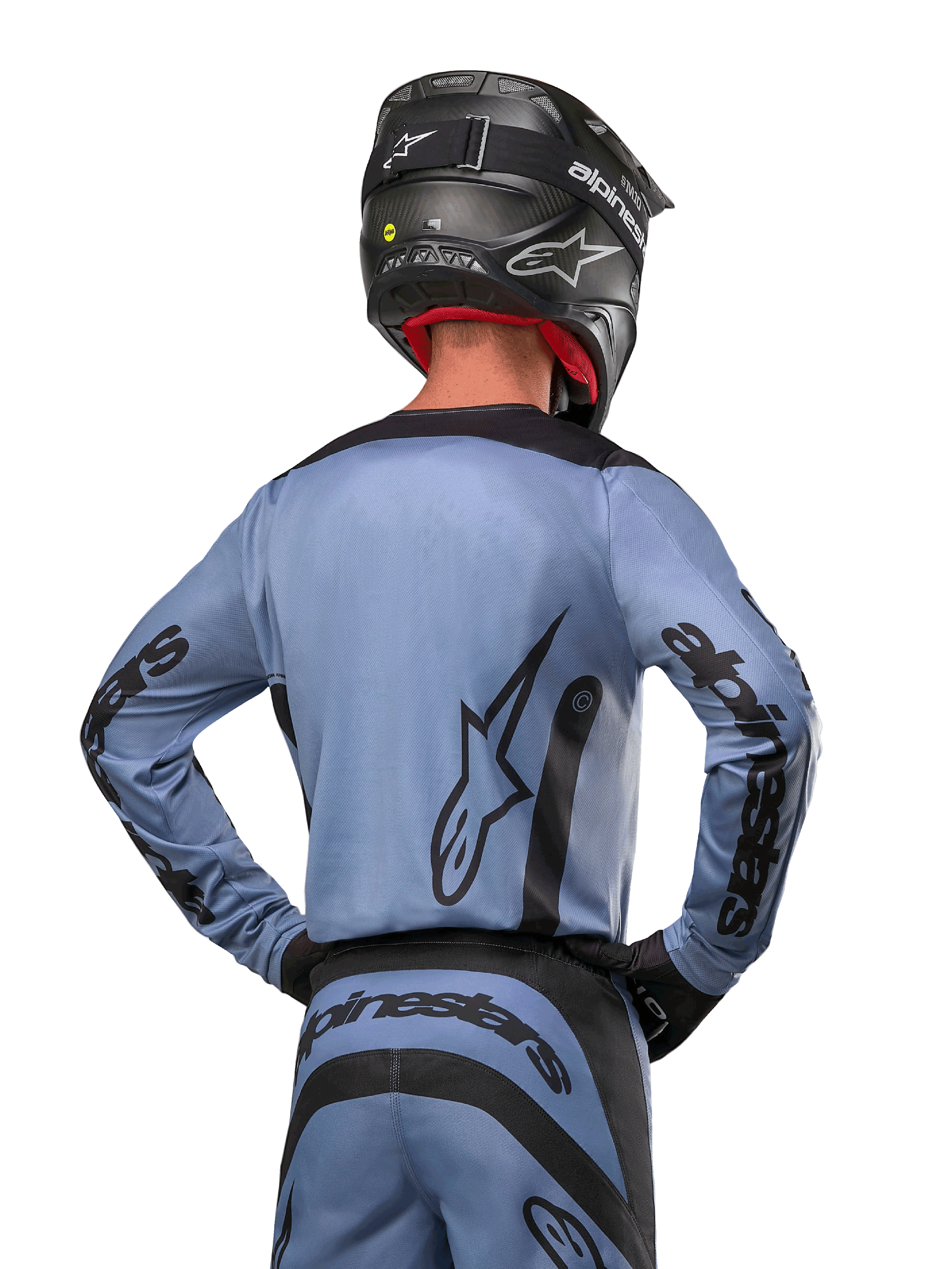 Koszulka Alpinestars Fluid Lurv 2024, koszulka motocrossowa, niebiesko-czarna, widok od tyłu przedstawiający duże logo gwiazdy i branding na rękawach, noszona z czarnym kaskiem i pasującymi spodniami off-road, profesjonalna odzież wyścigowa