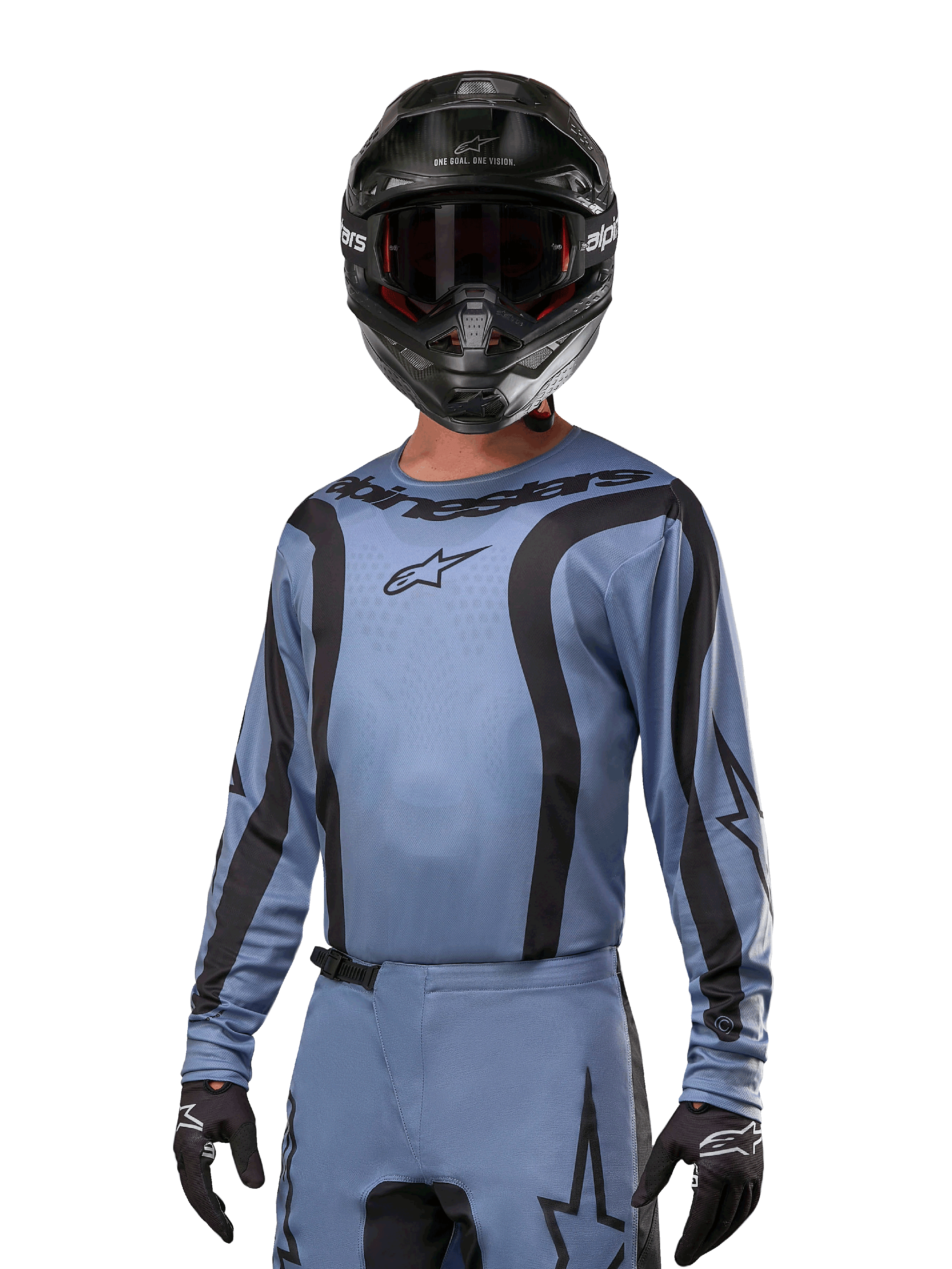 Motocyklista motocrossowy w koszulce Alpinestars 2024 Fluid Lurv, jasnoniebieska z czarnym, w zestawie z czarnym kaskiem i goglami, z wyraźnymi czarnymi akcentami graficznymi i logo gwiazdy Alpinestars, sportowa odzież wyczynowa do wyścigów terenowych