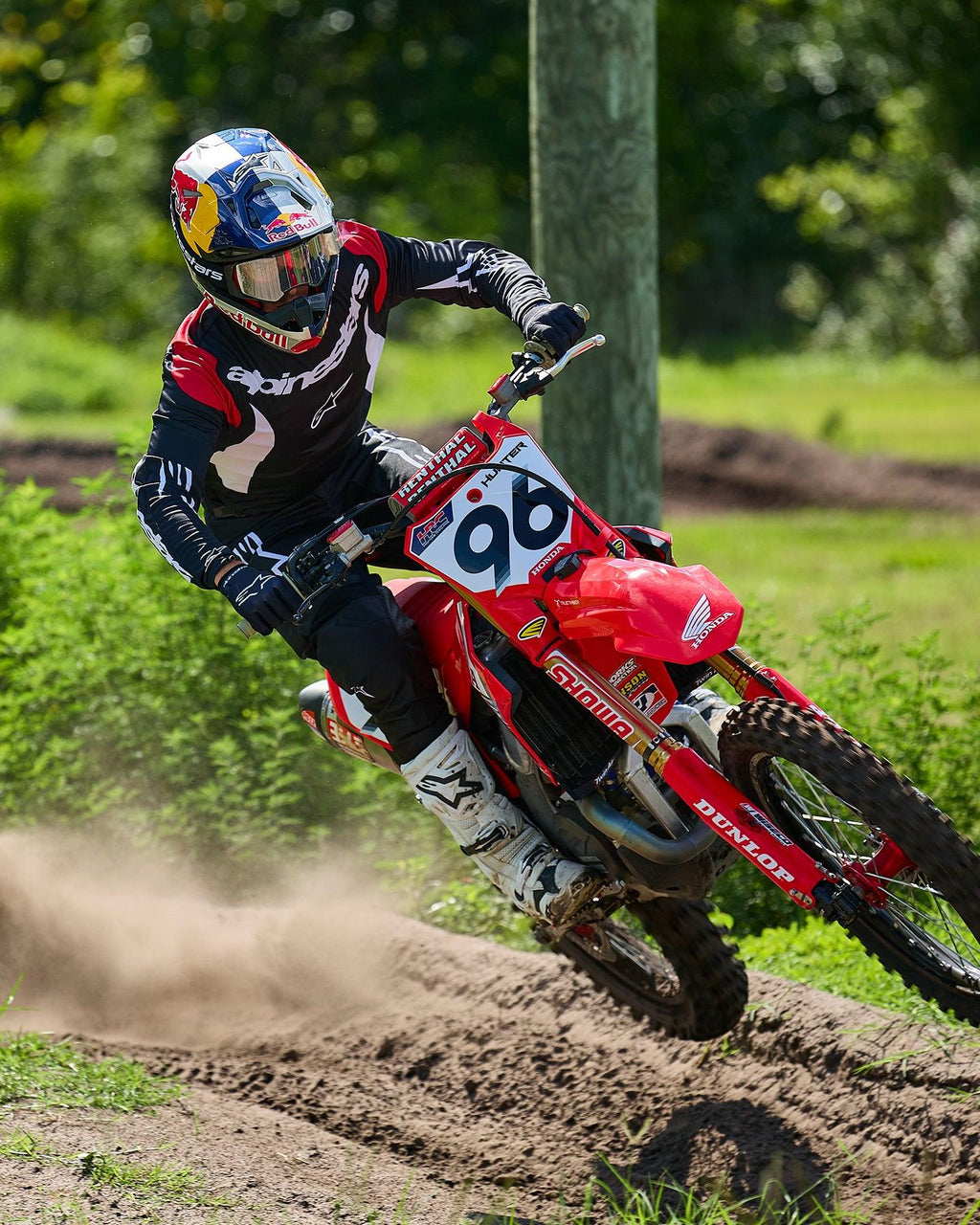 Zestaw Alpinestars 2025 Fluid Haul, czarno-biała koszulka i spodnie motocrossowe, zawodnik 96 na czerwonej Hondzie