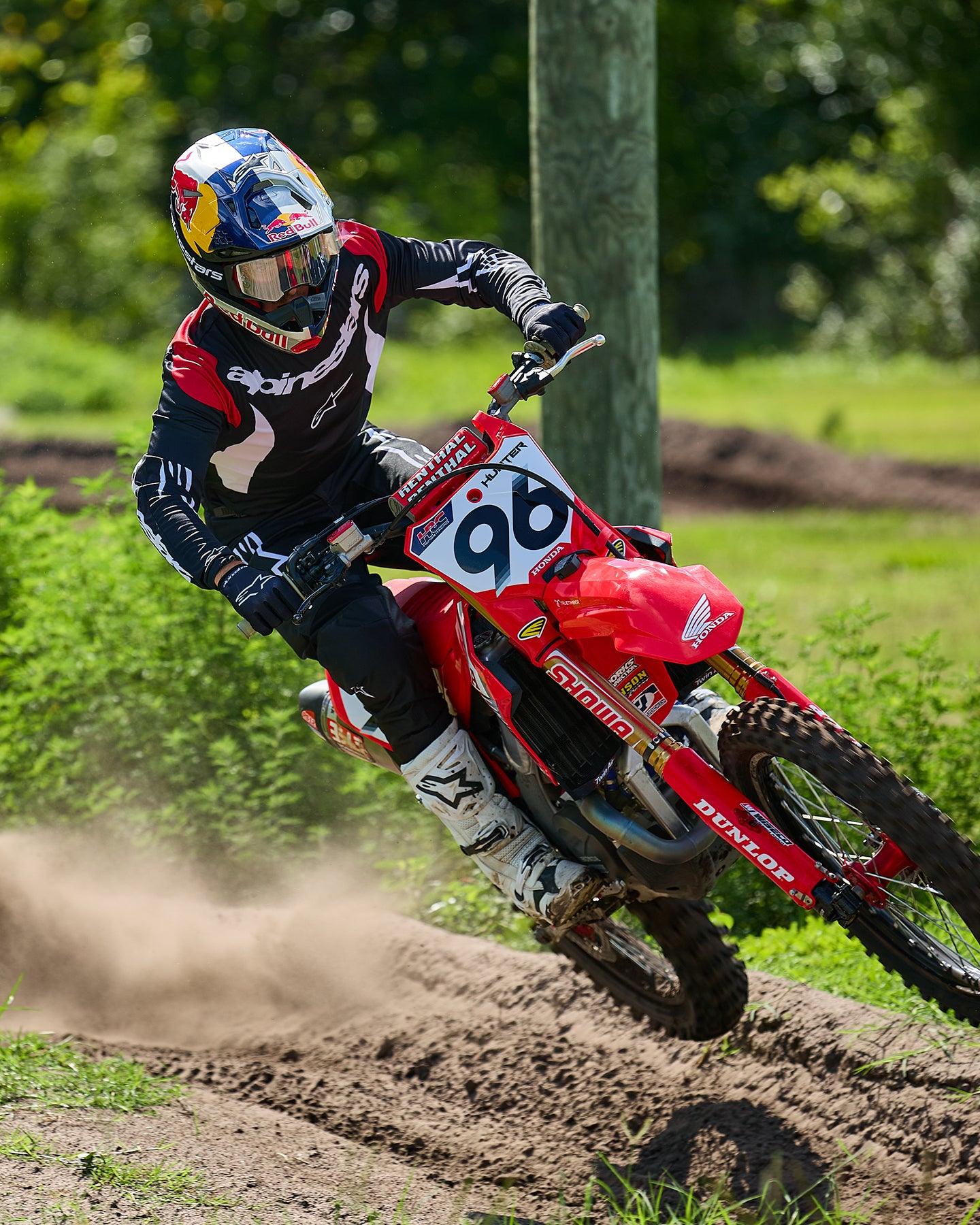 Zestaw Alpinestars 2025 Fluid Haul, czarno-biała koszulka i spodnie motocrossowe, zawodnik 96 na czerwonej Hondzie