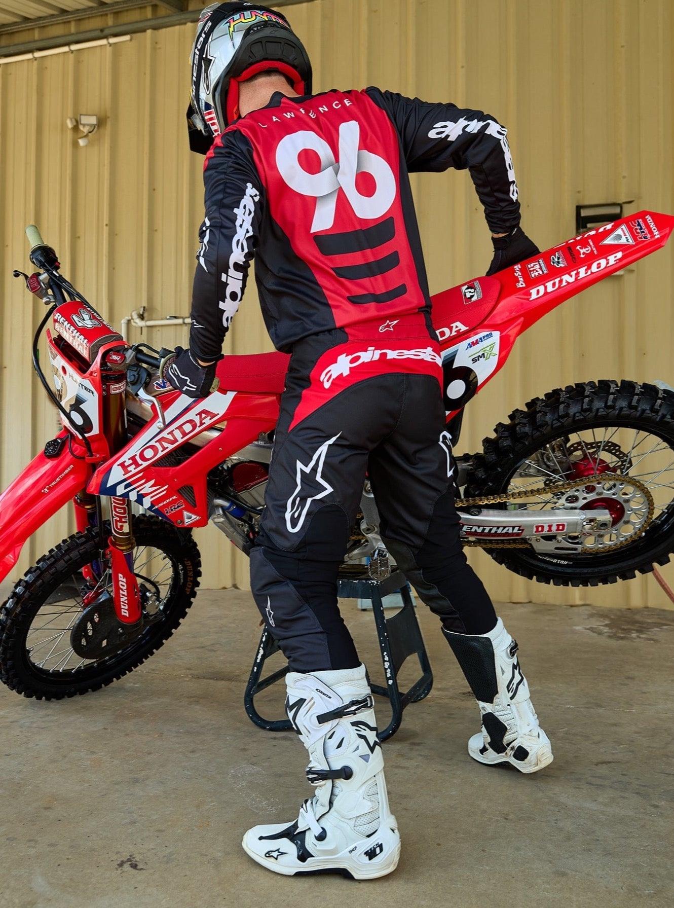 Koszulka i zestaw Alpinestars Fluid Haul 2025, czarno-czerwony strój motocrossowy, zawodnik nr 96 z motocyklem.