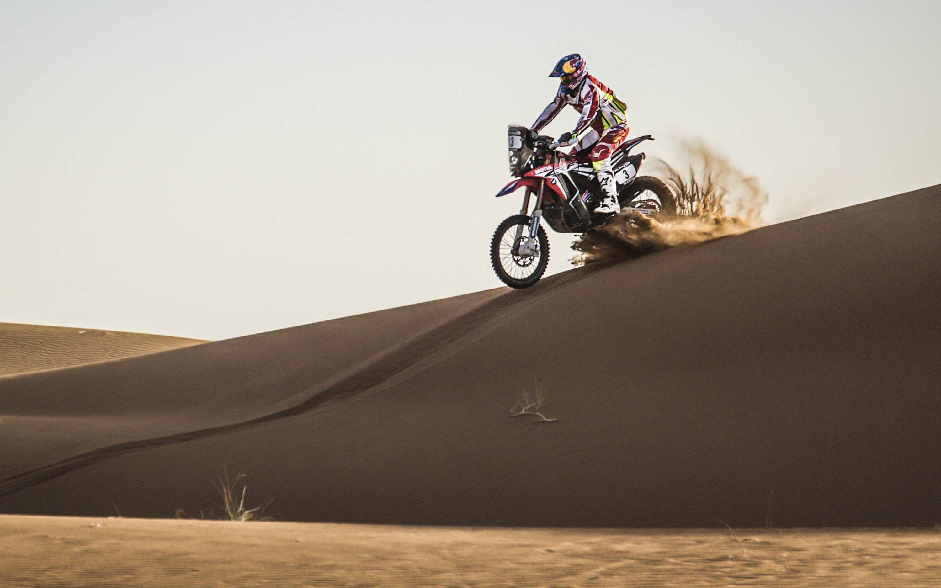 Joan Barreda rallying in the desert with Alpinestars gear and protections