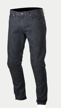 Alpinestars Copper Denim Pants, motocyklowe jeansy, ciemnoniebieskie, o regularnym prostym kroju, klasyczny design z pięcioma kieszeniami, mały czerwony akcent logo na kieszeni, wyprofilowana konstrukcja nogawek do jazdy miejskiej