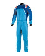 Alpinestars GP Pro Comp Bootcut Suit FIA, samochodowy kombinezon wyścigowy, kobaltowy i królewski błękit z czerwonymi akcentami, czerwone pagony z białym logo, czarne mankiety, nogawki typu bootcut, wielowarstwowa konstrukcja aramidowa do wyścigów torowych