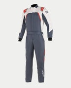 Alpinestars GP Pro Comp Bootcut Suit FIA, samochodowy kombinezon wyścigowy, kolor asfaltowy, biały i czerwony, ciemnoszary korpus z białymi panelami na ramionach i czerwonymi wykończeniami, logo Alpinestars na ramionach i nogawkach, konstrukcja nogawek typu bootcut, profesjonalny design motorsportowy