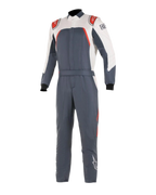 Alpinestars GP Pro Comp Bootcut Suit FIA, kombinezon samochodowy, biały, czerwony i asfaltowy, jednoczęściowy kombinezon motorsportowy z białą górną częścią klatki piersiowej i rękawami, czerwone akcenty na ramionach, ciemnoszary korpus i nogawki o kroju bootcut