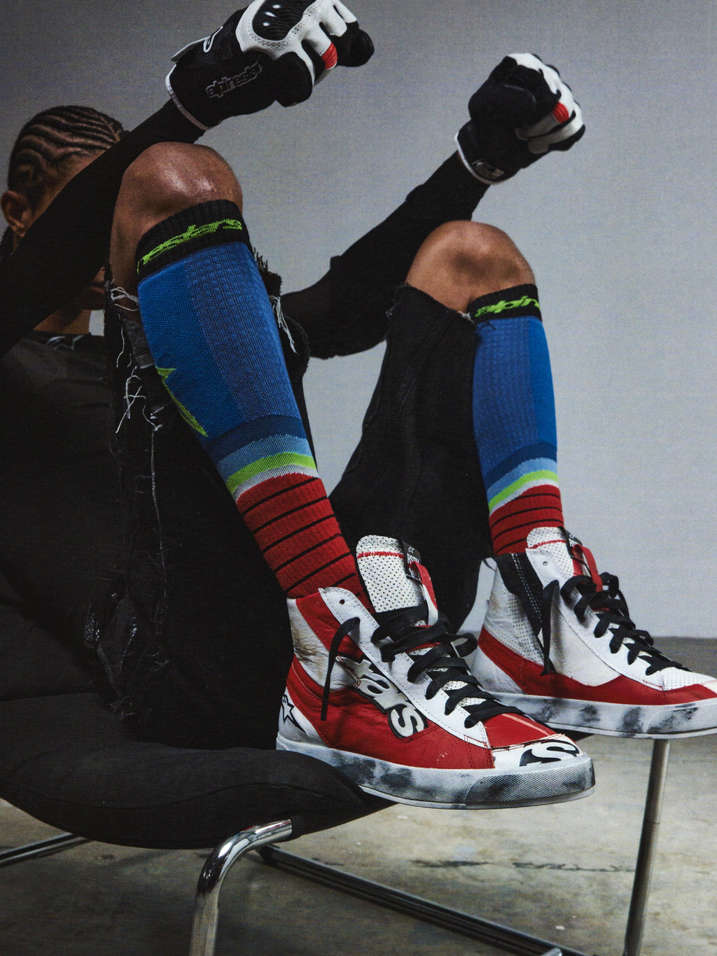 Alpinestars RSRV Legacy Shoe, buty lifestyle premium, czerwone, białe i czarne, wysokie za kostkę, logo Alpinestars, stylizowane z kolorowymi skarpetami w paski