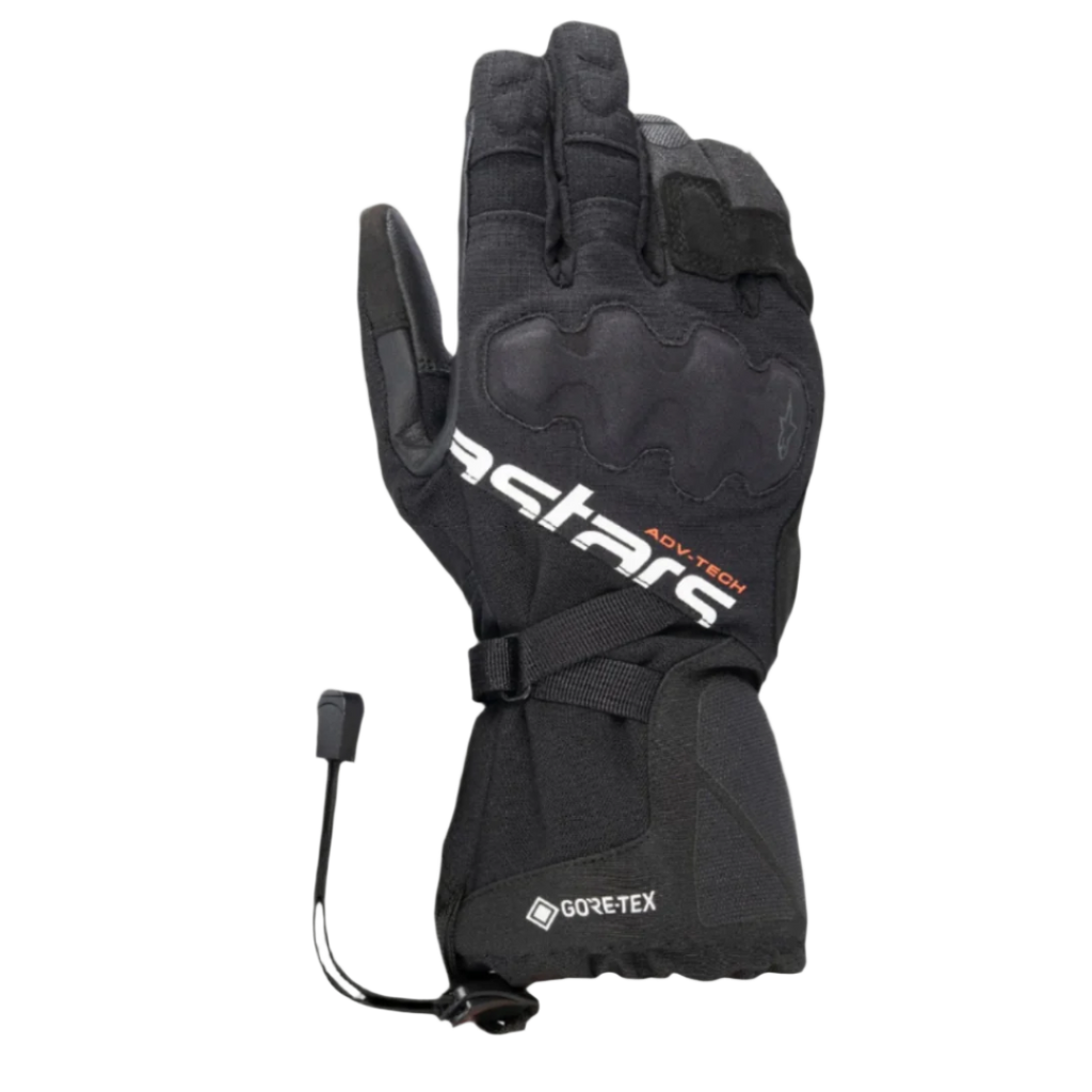 Rękawice Alpinestars XT-5 GORE-TEX, czarne rękawice motocyklowe, z białym brandingiem Astars i pomarańczowym napisem ADV-TECH, konstrukcja z długim mankietem i zakrytą ochroną kostek, logo GORE-TEX i zapięcie na sznurek ściągający, odzież adventure touring