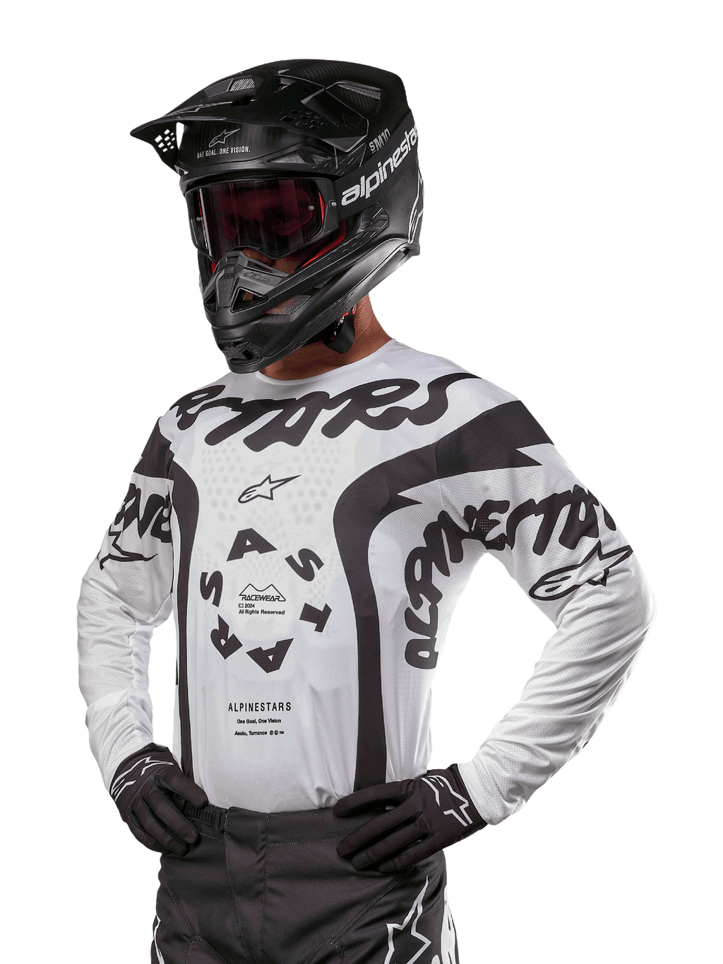 Alpinestars 2024 Racer Hana Jersey, biało-czarna koszulka motocrossowa, wyraziste grafiki z brandingiem Alpinestars i Astars, noszona z czarnym kaskiem i czarnymi rękawicami, wyczynowa odzież off-road MX