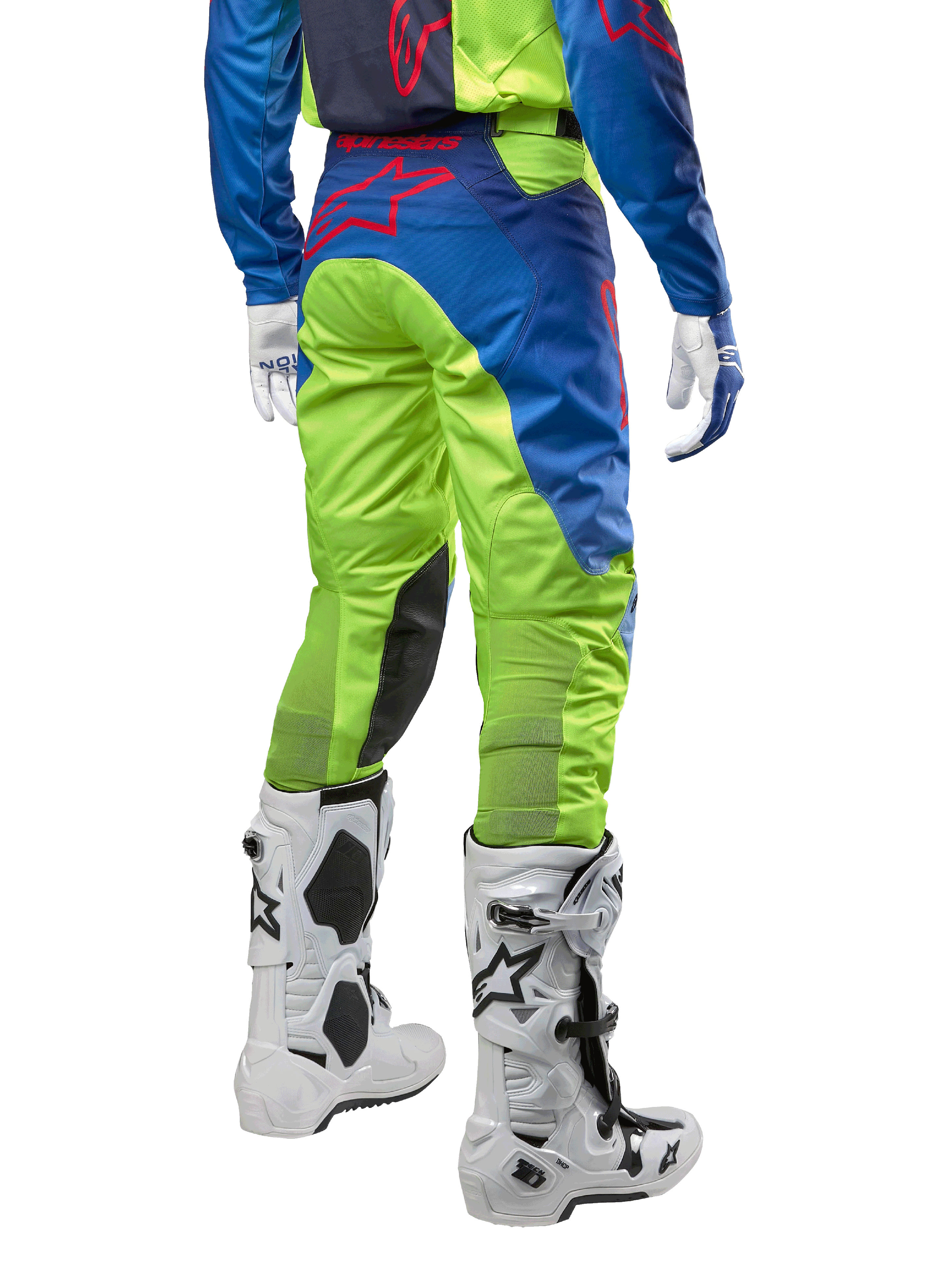 Alpinestars 2024 Racer Hoen Pants, spodnie motocrossowe, żółte fluo i granatowe, widok z tyłu, z czerwonym logo Alpinestars, zestawione z pasującą koszulką, białymi rękawicami i białymi butami motocrossowymi, wytrzymały materiał tekstylny do jazdy terenowej