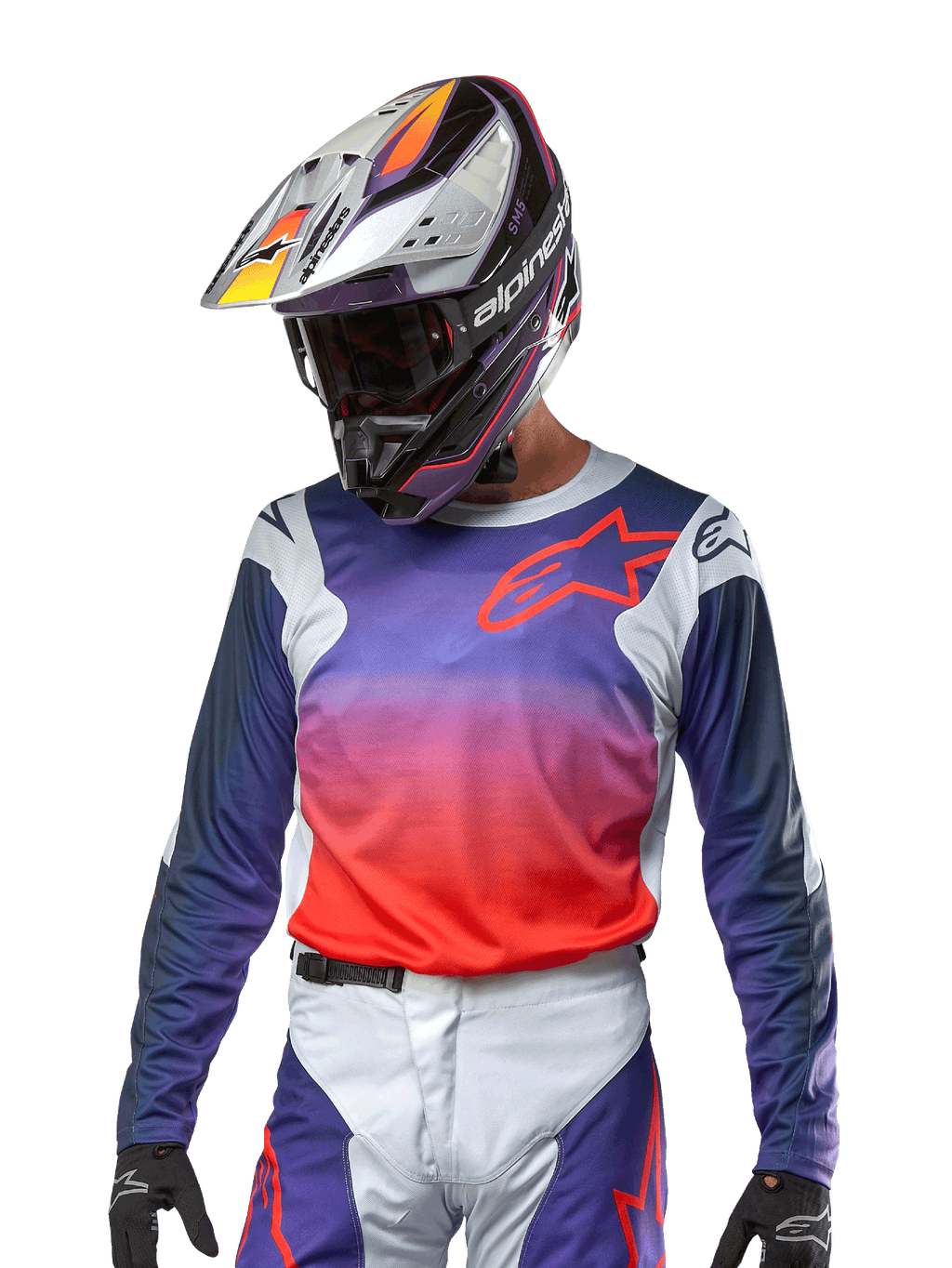 Alpinestars 2024 Racer Hoen Jersey, koszulka motocrossowa, fioletowo-pomarańczowy gradient z ciemnoniebieskimi rękawami, jasnoszare panele na ramionach, noszona z pasującymi spodniami wyścigowymi i kaskiem, kompletny strój do jazdy terenowej