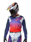 Alpinestars 2024 Racer Hoen Jersey, koszulka motocrossowa, fioletowo-pomarańczowy gradient z ciemnoniebieskimi rękawami, jasnoszare panele na ramionach, noszona z pasującymi spodniami wyścigowymi i kaskiem, kompletny strój do jazdy terenowej