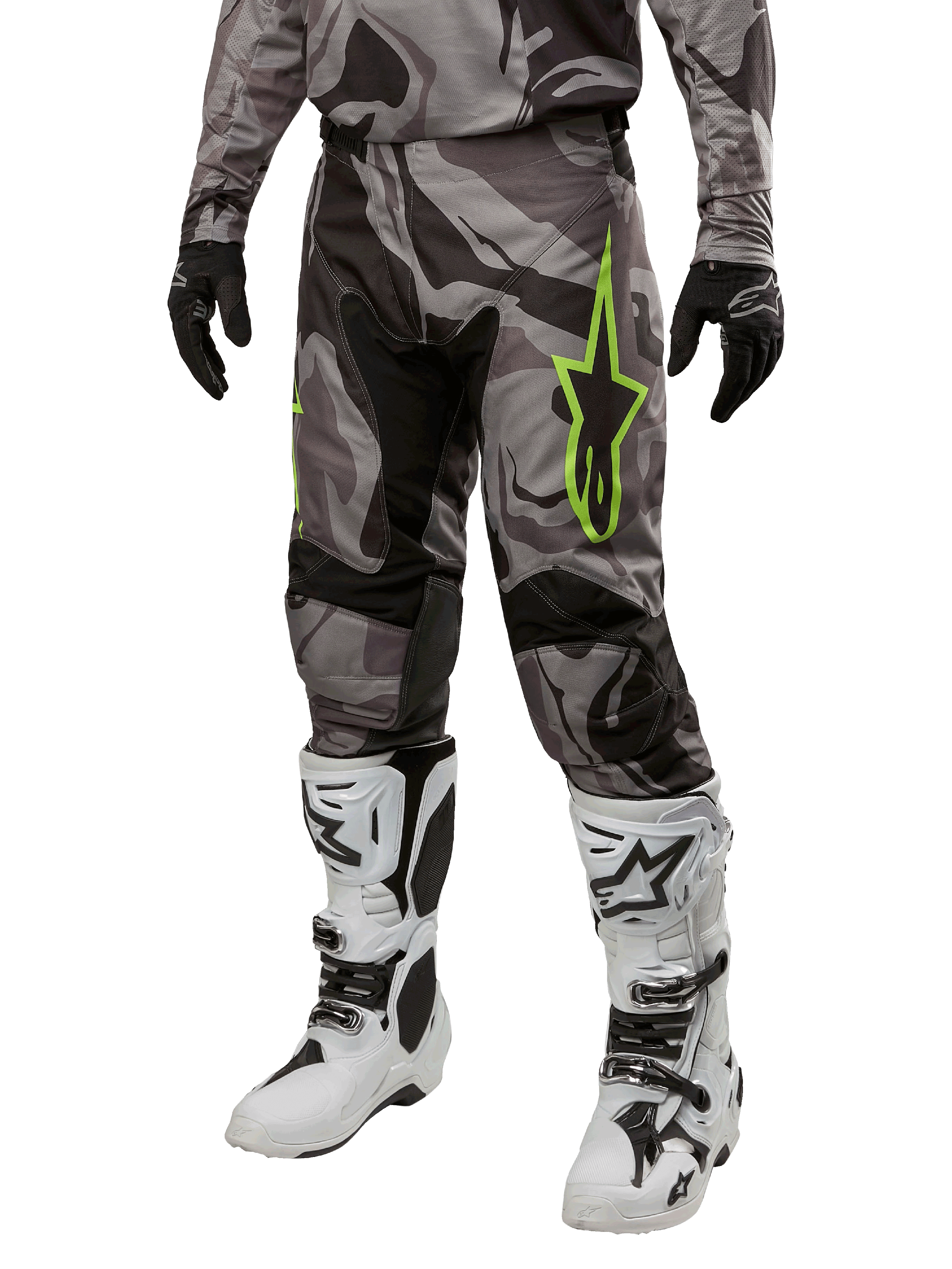 Alpinestars Racer Tactical Pants 2024, spodnie motocrossowe, szaro-czarne moro, limonkowe logo z gwiazdą, biało-czarne buty, czarne rękawice, odzież off-road