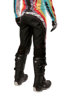 Alpinestars Stella Techstar Pants 2024 damskie, spodnie motocrossowe, czarne z wielokolorowymi elementami, widok z tyłu z wyraźnym białym logo na siedzeniu, czarne buty Tech 3 i pasująca wielokolorowa bluza, profesjonalna odzież terenowa