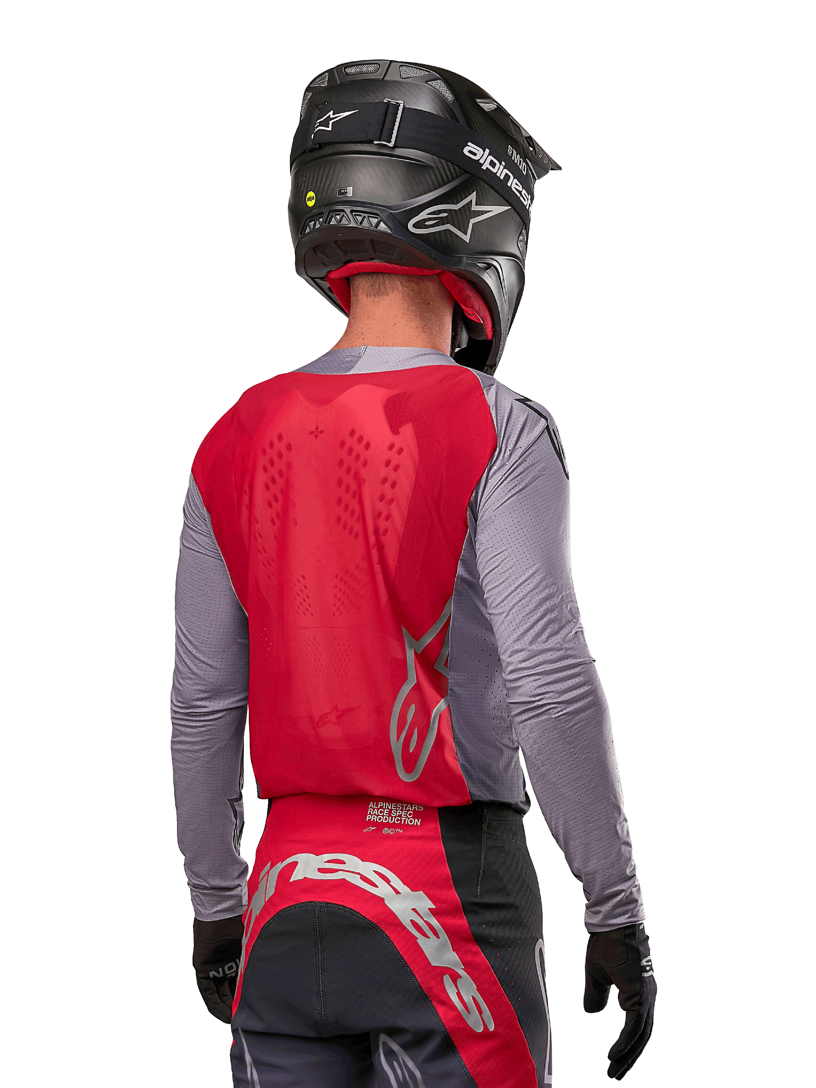 Kierowca motocrossowy widziany od tyłu w koszulce Alpinestars 2024 Supertech Dade w kolorze Iron Red Berry i szarym, z oddychającym panelem z siatki na plecach i srebrnymi akcentami logo, w zestawie z czarnym kaskiem i dopasowanymi spodniami wyścigowymi, zapewniający profesjonalną wydajność off-road