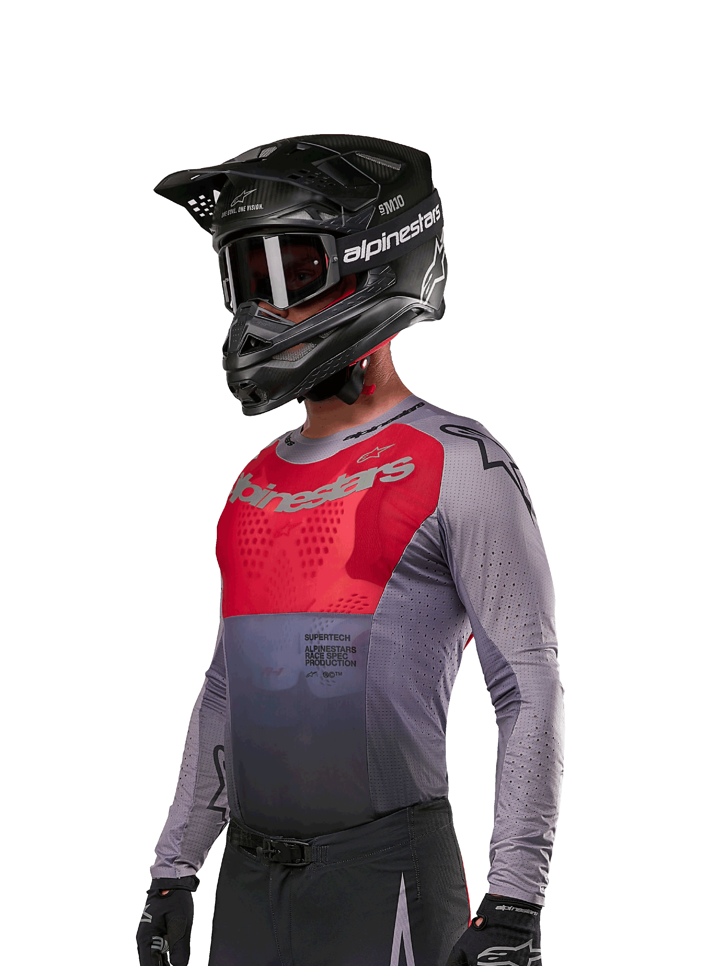 Alpinestars 2024 Supertech Dade Jersey, koszulka motocrossowa, czerwona (Iron Red Berry) i szara, długi rękaw z laserowymi perforacjami, zawodnik w czarnym kasku i rękawicach, profesjonalny sportowy krój wyścigowy