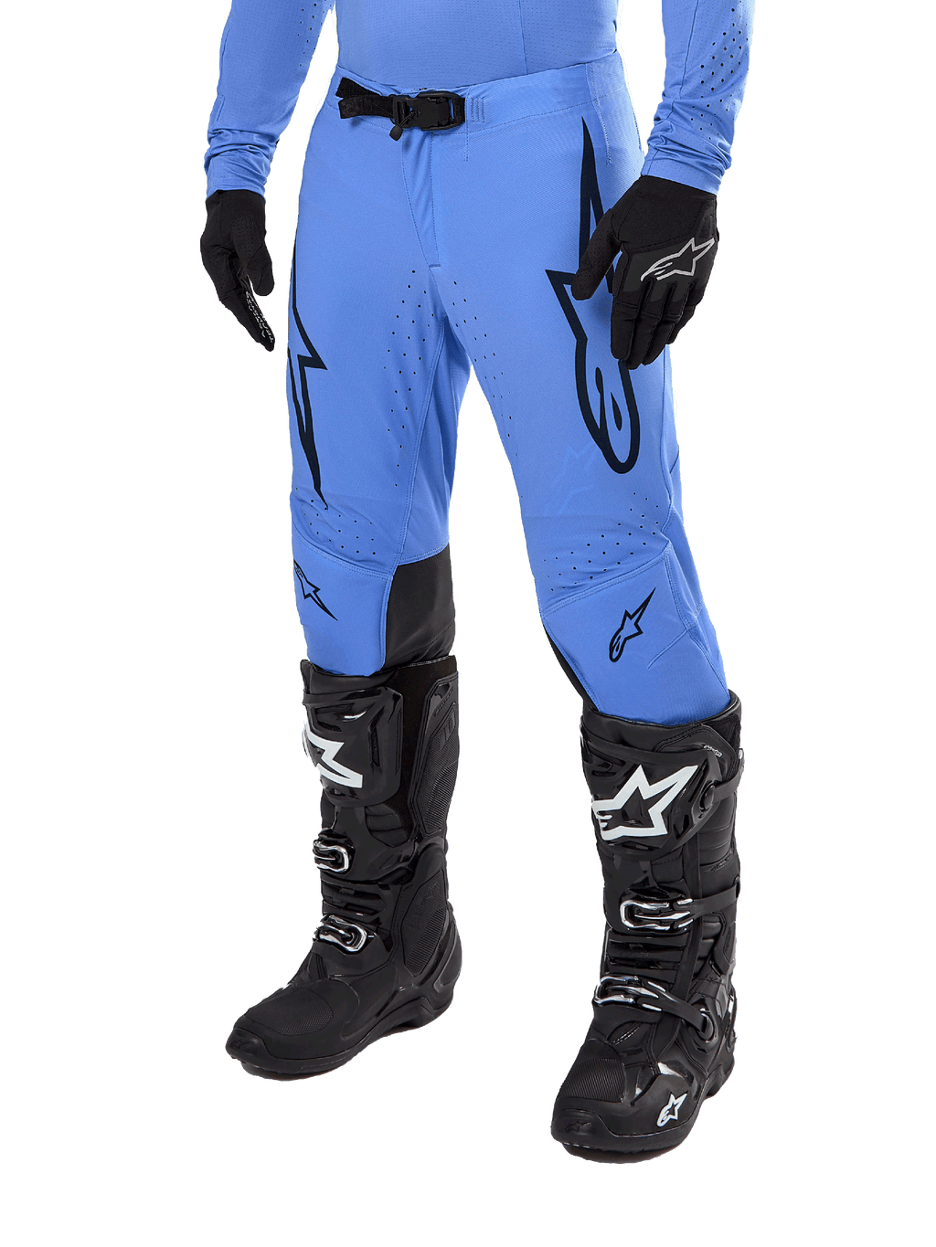 Alpinestars Supertech Dade Pants 2024, spodnie motocrossowe, jasnoniebieskie z czarnymi grafikami logo, perforacje wentylacyjne, magnetyczna klamra w pasie, czarne techniczne buty i rękawice, profesjonalna odzież do wyścigów off-road