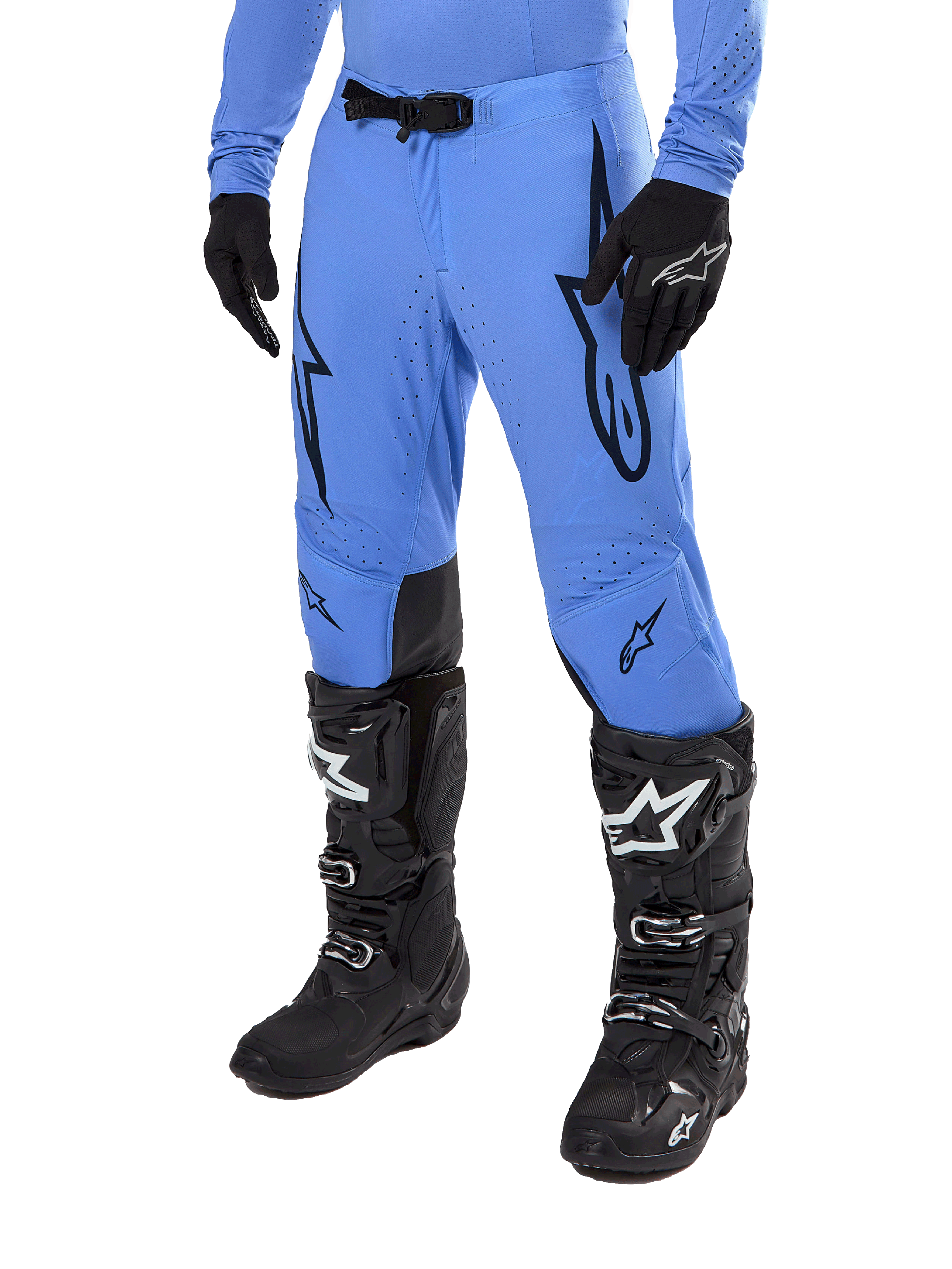 Alpinestars Supertech Dade Pants 2024, spodnie motocrossowe, jasnoniebieskie z czarnymi grafikami logo, perforacje wentylacyjne, magnetyczna klamra w pasie, czarne techniczne buty i rękawice, profesjonalna odzież do wyścigów off-road