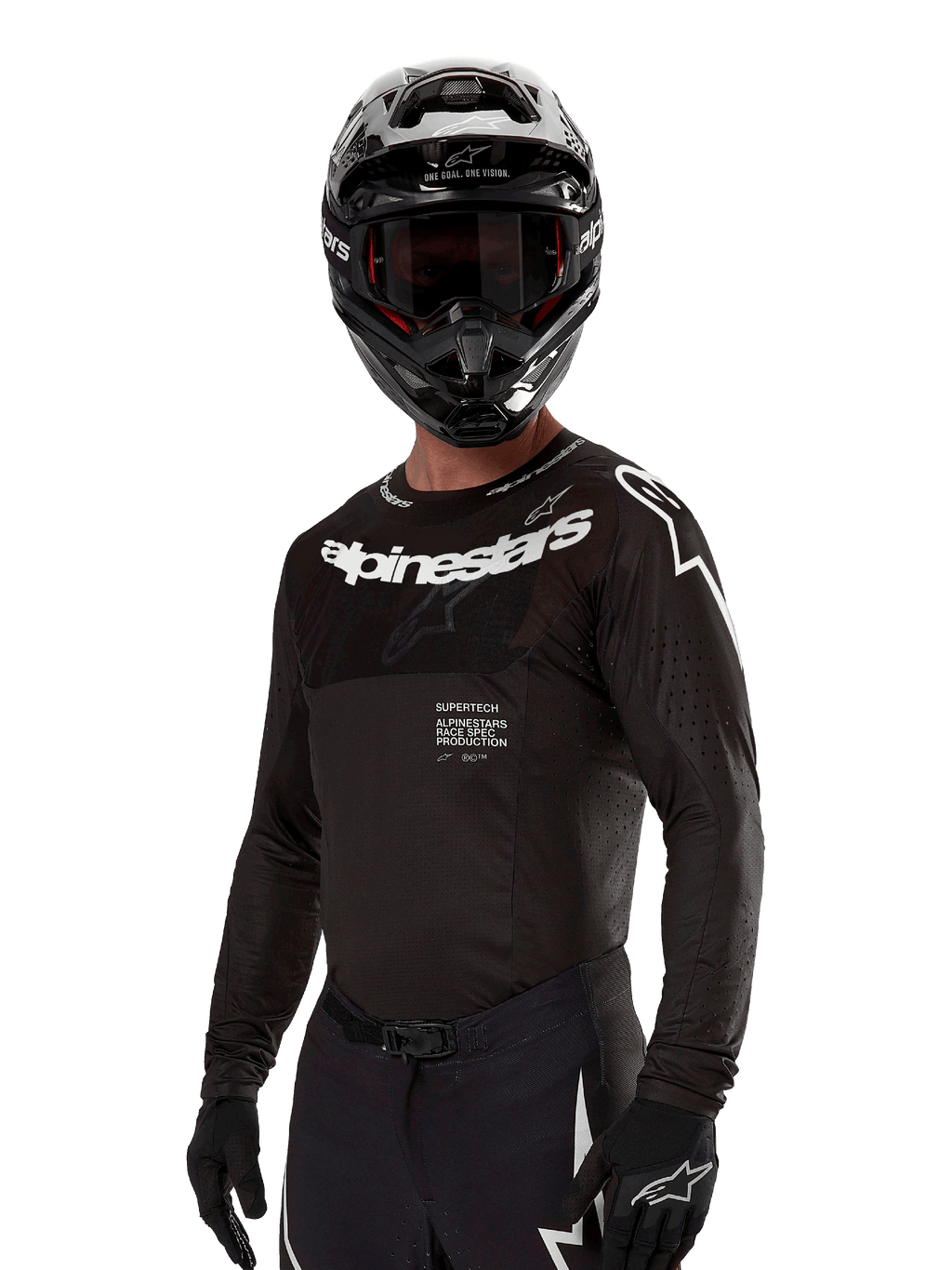Koszulka Alpinestars Supertech Ward 2024, koszulka motocrossowa, czarno-biała, techniczna odzież z długim rękawem i wyraźnym logo Alpinestars, widoczna z dopasowanym kaskiem i rękawicami, sportowy krój do jazdy off-road