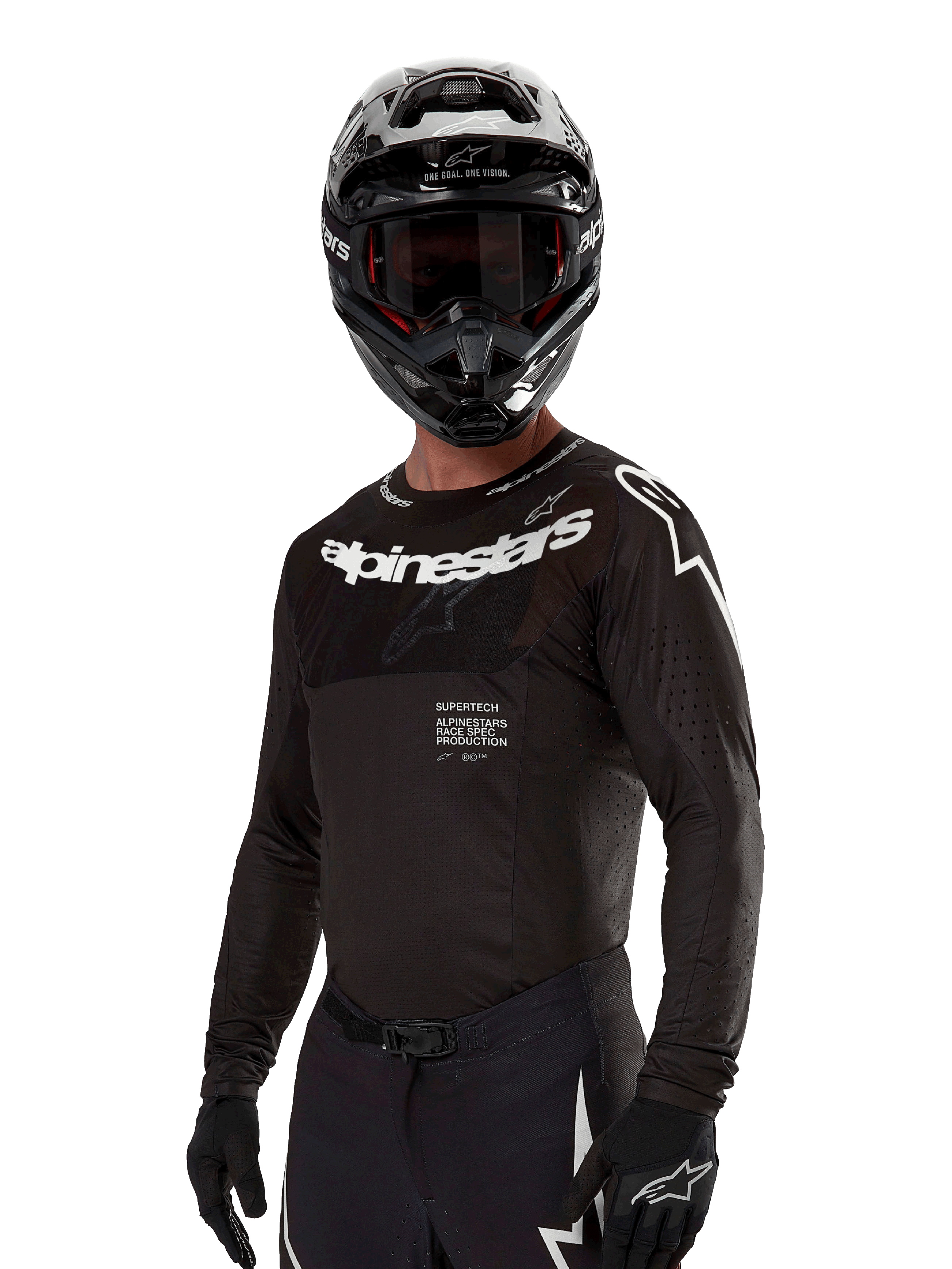 Koszulka Alpinestars Supertech Ward 2024, koszulka motocrossowa, czarno-biała, techniczna odzież z długim rękawem i wyraźnym logo Alpinestars, widoczna z dopasowanym kaskiem i rękawicami, sportowy krój do jazdy off-road