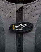 Poduszka powietrzna Alpinestars Tech-Air 5, magnetyczna klapka z logo na szarej perforowanej tkaninie.