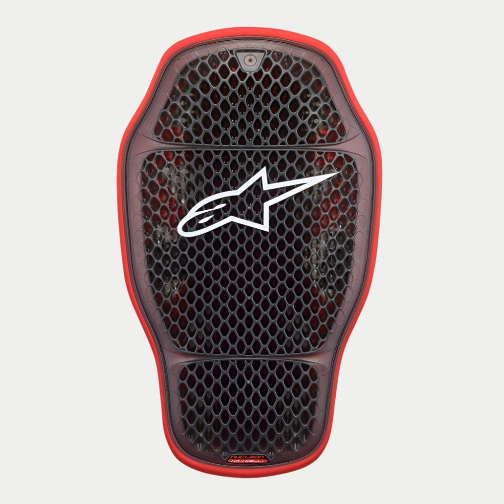 Alpinestars Nucleon KR-1 Cell i Back Protector, wkład do ochraniacza pleców, kolor Transparent Smoke Red, mikrostruktura komórkowa o wzorze plastra miodu, białe logo Alpinestars w centrum, czerwona elastyczna krawędź zewnętrzna zapewniająca ochronę przed uderzeniami