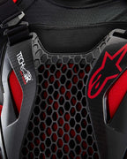 Detal poduszki powietrznej Tech-Air® Off-Road, czarna ochrona Nucleon CELL o strukturze plastra miodu i czerwone logo Alpinestars.