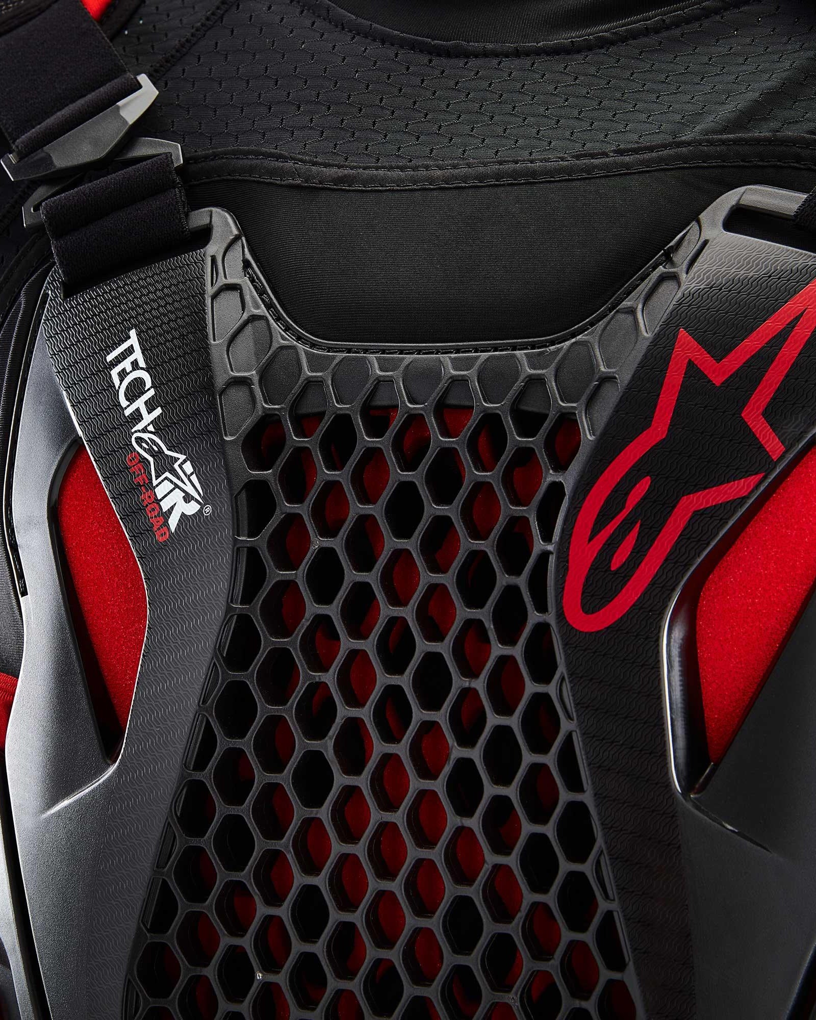 Detal poduszki powietrznej Tech-Air® Off-Road, czarna ochrona Nucleon CELL o strukturze plastra miodu i czerwone logo Alpinestars.