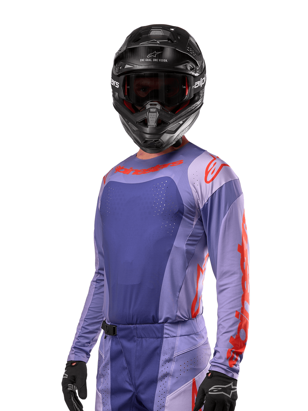 Alpinestars 2024 Techstar Ocuri Jersey, bluza motocrossowa, fioletowa i intensywnie pomarańczowa, długi rękaw z laserowo wycinanymi perforacjami dla wentylacji, atletyczny krój wyścigowy, noszona z czarnym kaskiem motocrossowym i rękawicami
