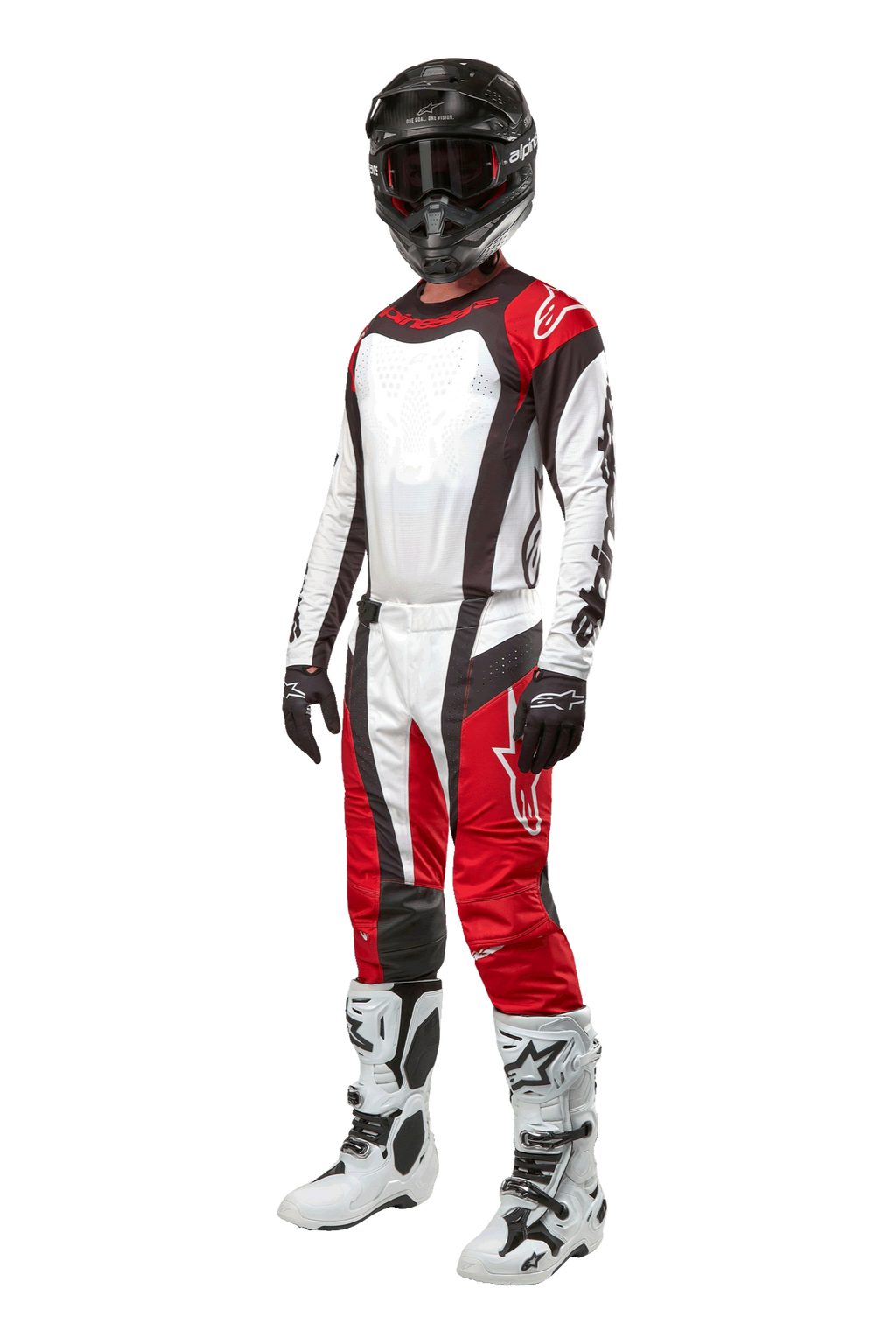 Zawodnik motocrossowy w pełnym stroju Alpinestars, spodnie Techstar Ocuri 2024 w kolorze Mars Red White Black, pasująca koszulka, czarny kask z goglami, czarno-białe rękawice i białe buty motocrossowe, profesjonalny zestaw off-road