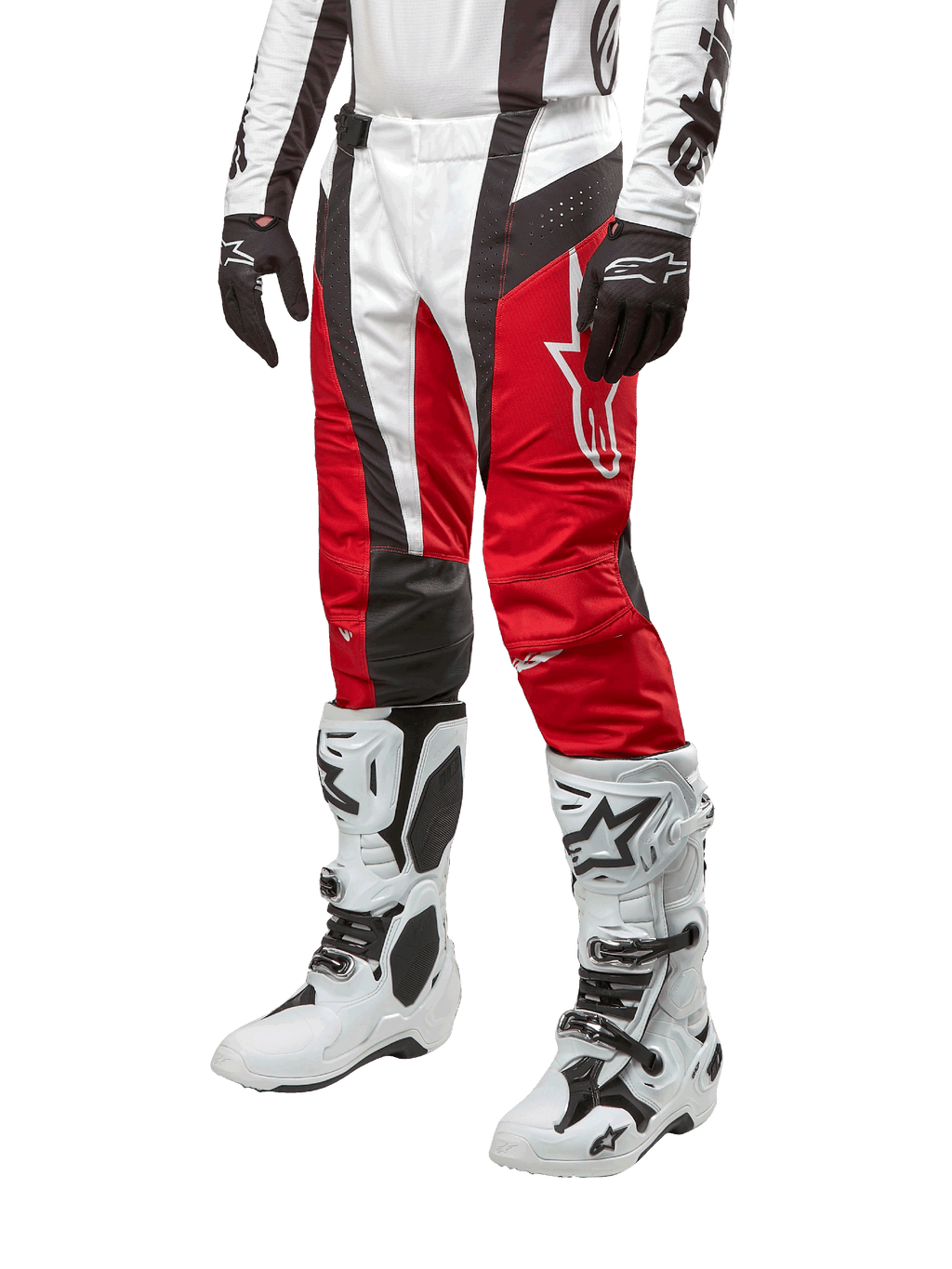 Spodnie Alpinestars 2024 Techstar Ocuri, spodnie motocrossowe, kolor czerwony Mars Red, biały i czarny, zestawione z dopasowaną biało-czarną koszulką, czarnymi rękawicami oraz białymi butami wyścigowymi z klamrami, techniczna odzież ochronna na białym tle.