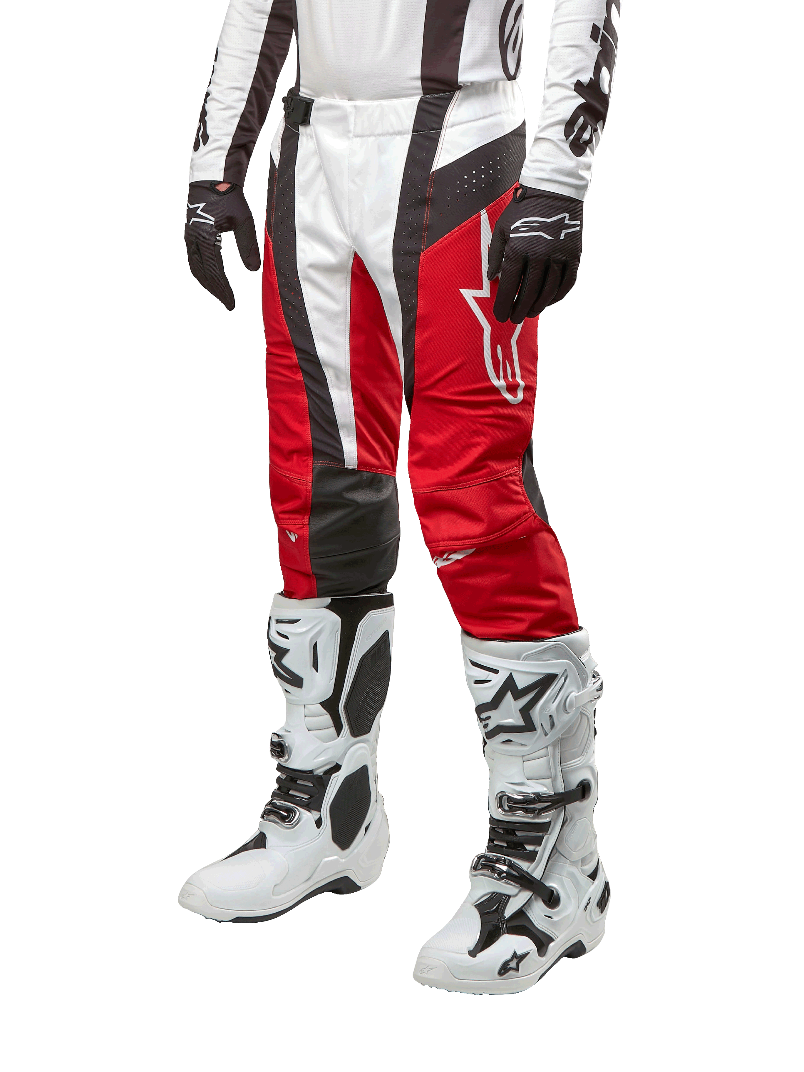Spodnie Alpinestars 2024 Techstar Ocuri, spodnie motocrossowe, kolor czerwony Mars Red, biały i czarny, zestawione z dopasowaną biało-czarną koszulką, czarnymi rękawicami oraz białymi butami wyścigowymi z klamrami, techniczna odzież ochronna na białym tle.