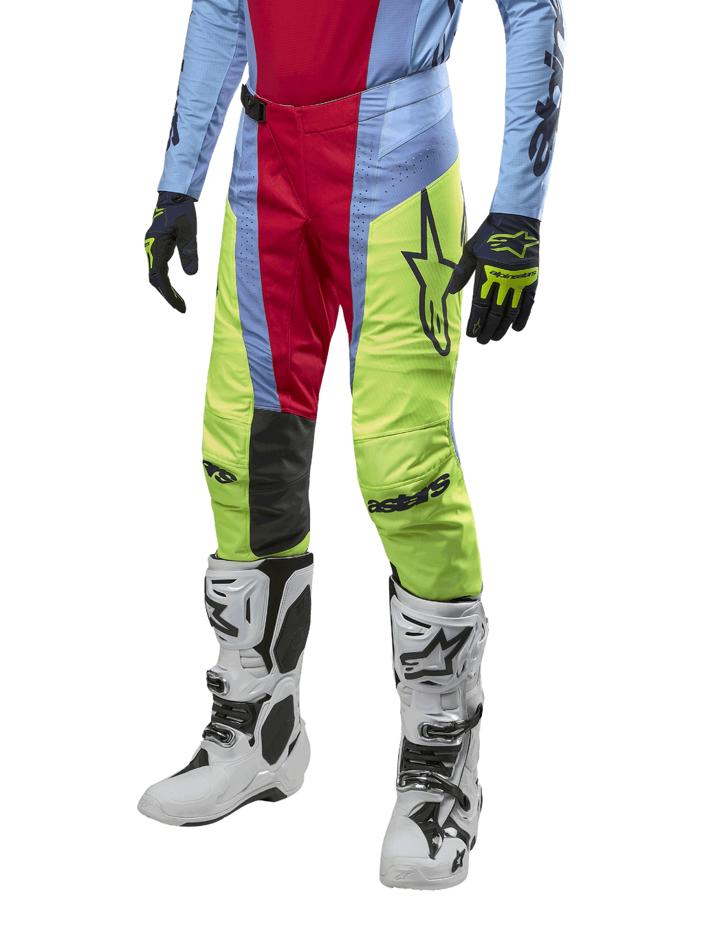 Alpinestars Techstar Ocuri Pants 2024, spodnie motocrossowe, jasnoniebieskie, czerwone i neonowo-żółte, noszone z dopasowaną odzieżą i białymi butami, z wyrazistym brandingiem Astars i wyczynowym krojem wyścigowym.