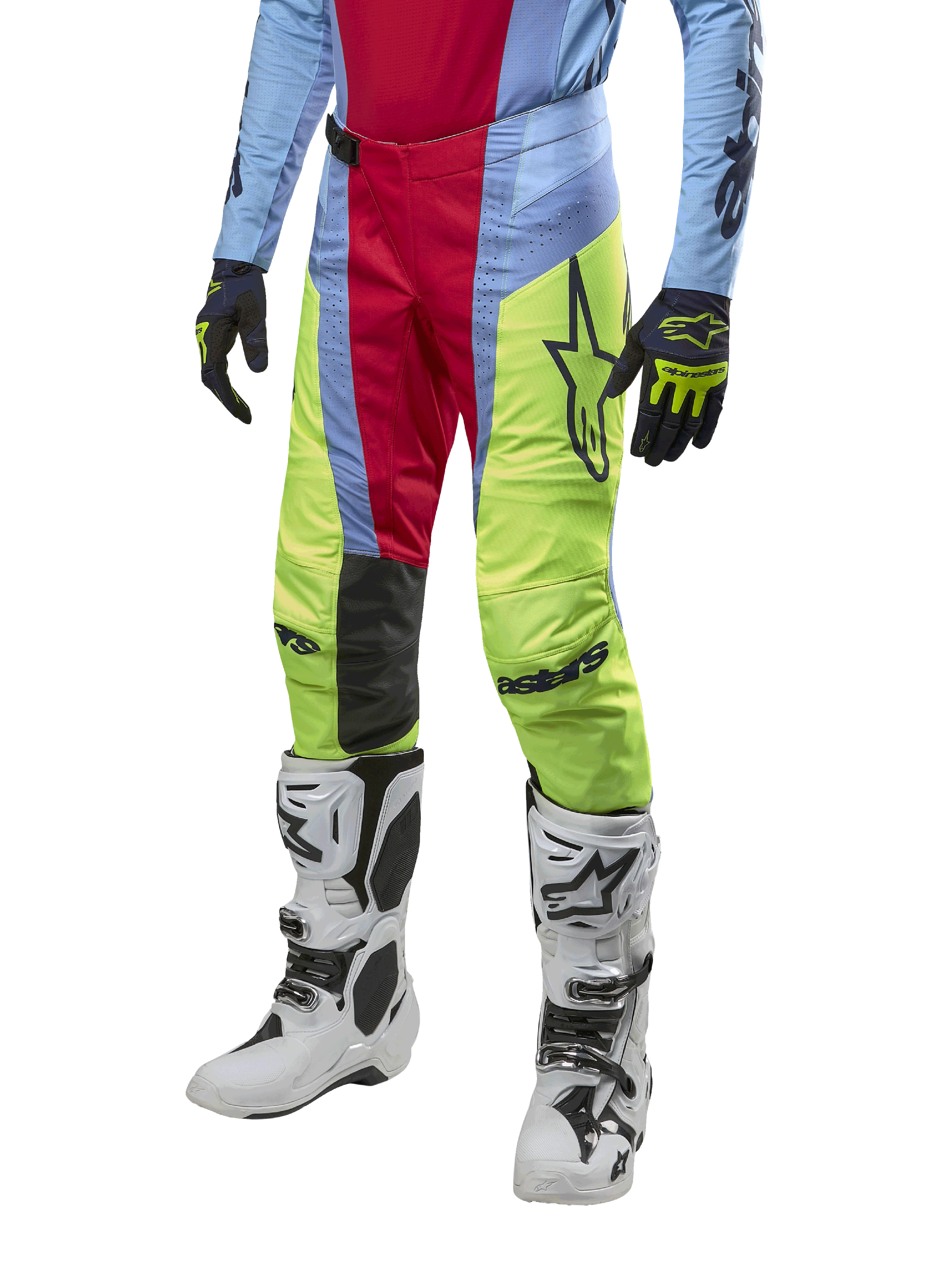 Alpinestars Techstar Ocuri Pants 2024, spodnie motocrossowe, jasnoniebieskie, czerwone i neonowo-żółte, noszone z dopasowaną odzieżą i białymi butami, z wyrazistym brandingiem Astars i wyczynowym krojem wyścigowym.