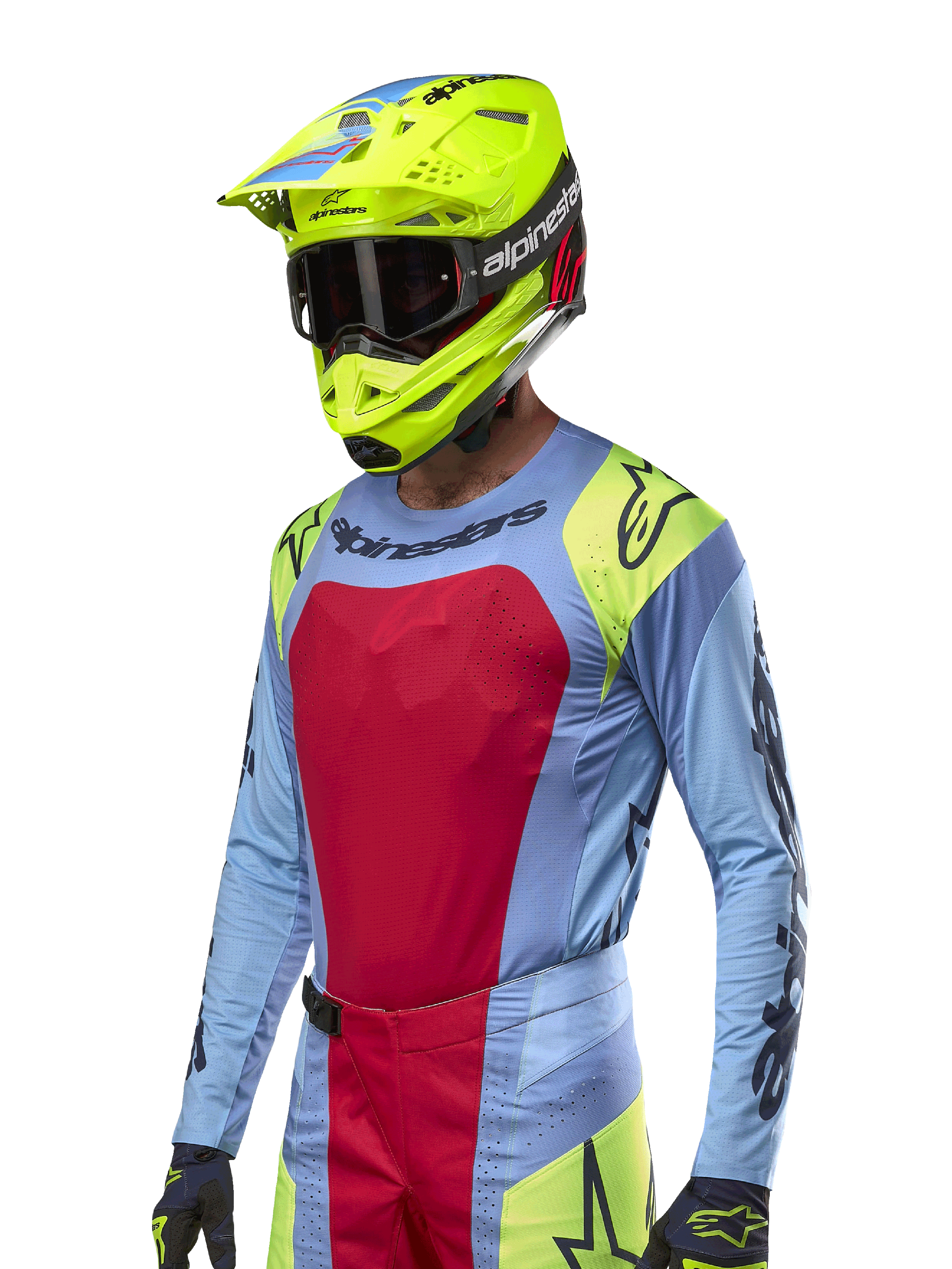 Alpinestars 2024 Techstar Ocuri Jersey, koszulka motocrossowa, jasnoniebieska z czerwonymi i neonowożółtymi akcentami, noszona z pasującym neonowożółtym kaskiem i czarnymi goglami, czarne logo Alpinestars na klatce piersiowej i ramionach, sportowy design inspirowany wyścigami do jazdy w terenie