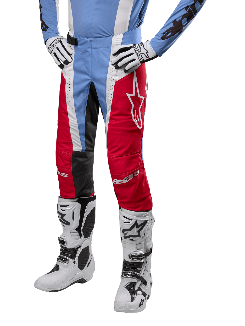 Spodnie Alpinestars Techstar Ocuri 2024, spodnie motocrossowe, jasnoniebieskie, czerwone i białe, noszone z jasnoniebieską bluzą i białymi butami, z logo gwiazdy na udzie i wzmocnionymi kolanami, kompletny strój do wyścigów off-road